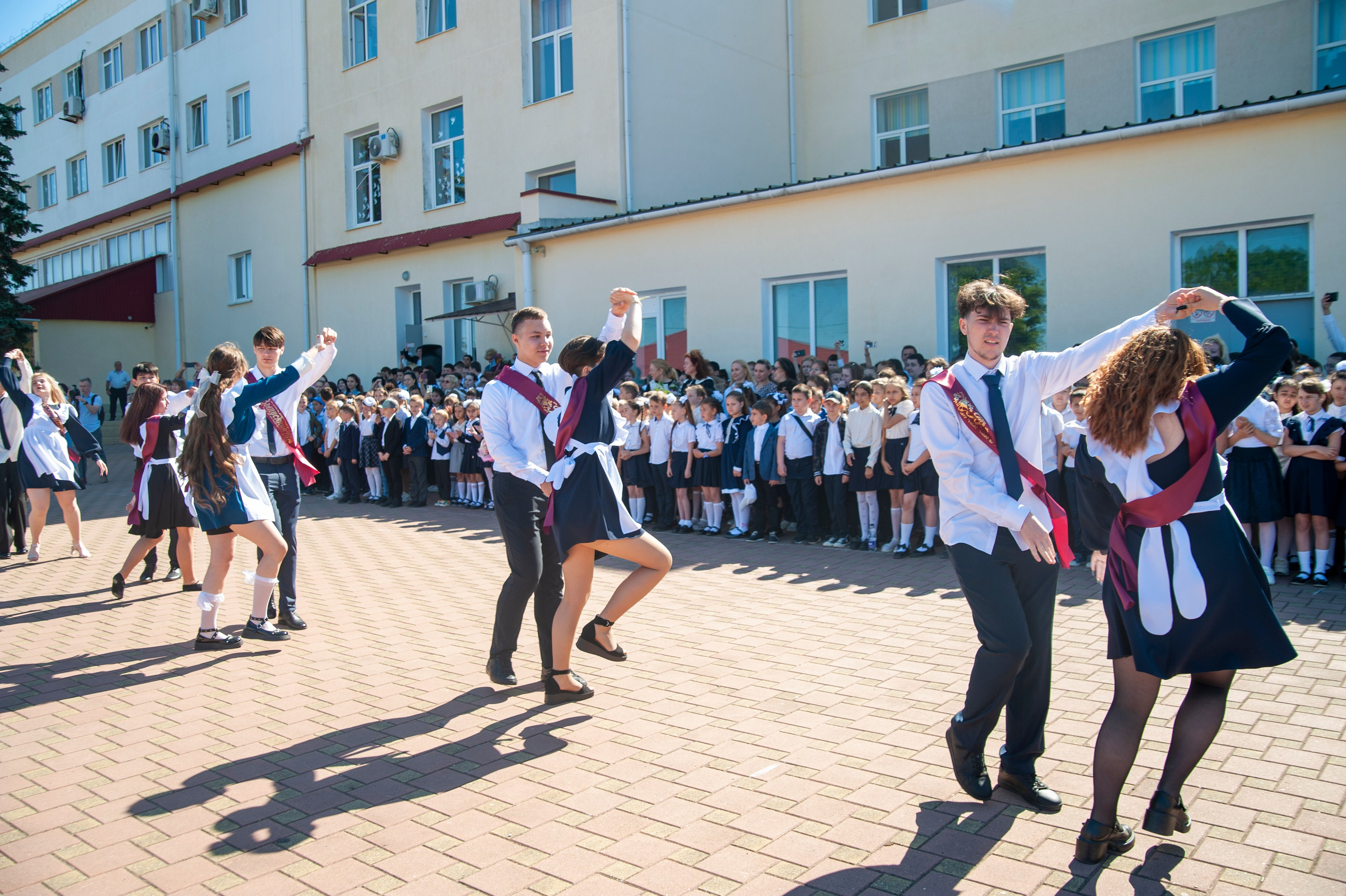 Последний Звонок МАОУ СОШ № 17 им. Эдуарда Есаяна — Архипо-Осиповка. Свадебный и семейный фотограф Денис Лукьянов в Краснодаре, Краснодарском крае и Республике Крым