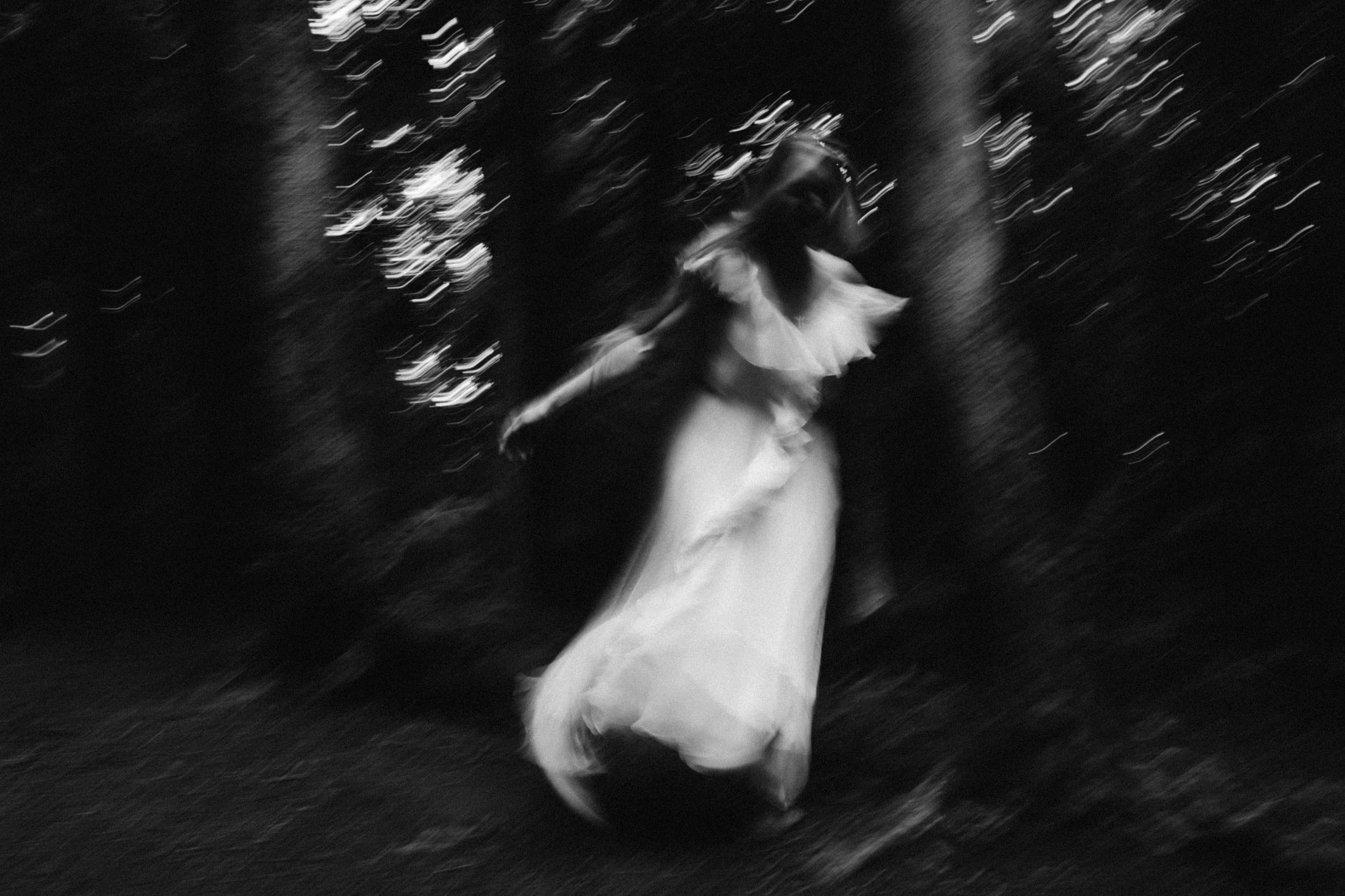 Силуэт девушки в белом платье в лесу