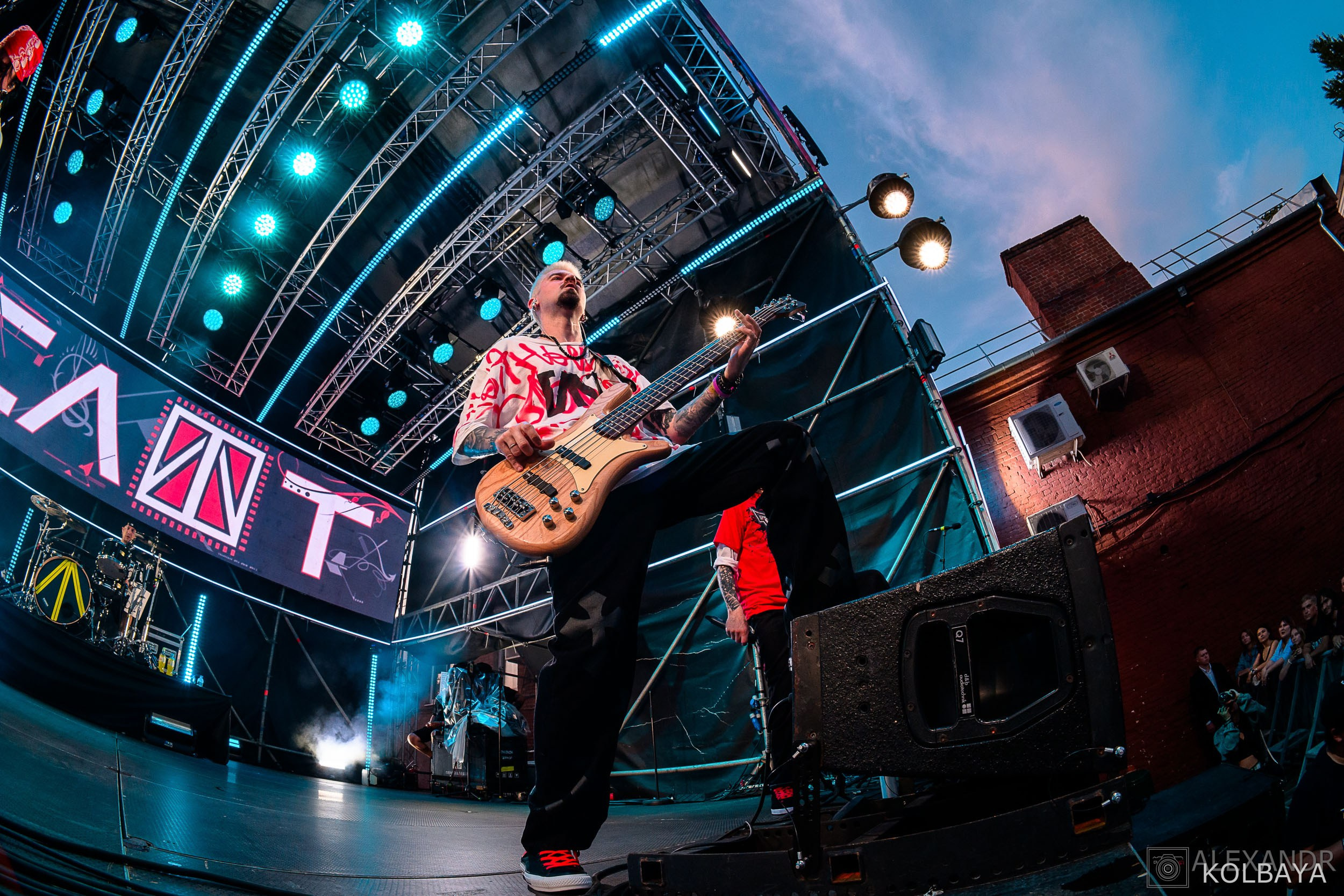 Фоторепортаж с концерта группы СЛОТ на Red Summer 2025. Концертный и театральный репортажный фотограф в Москве Александр Колбая