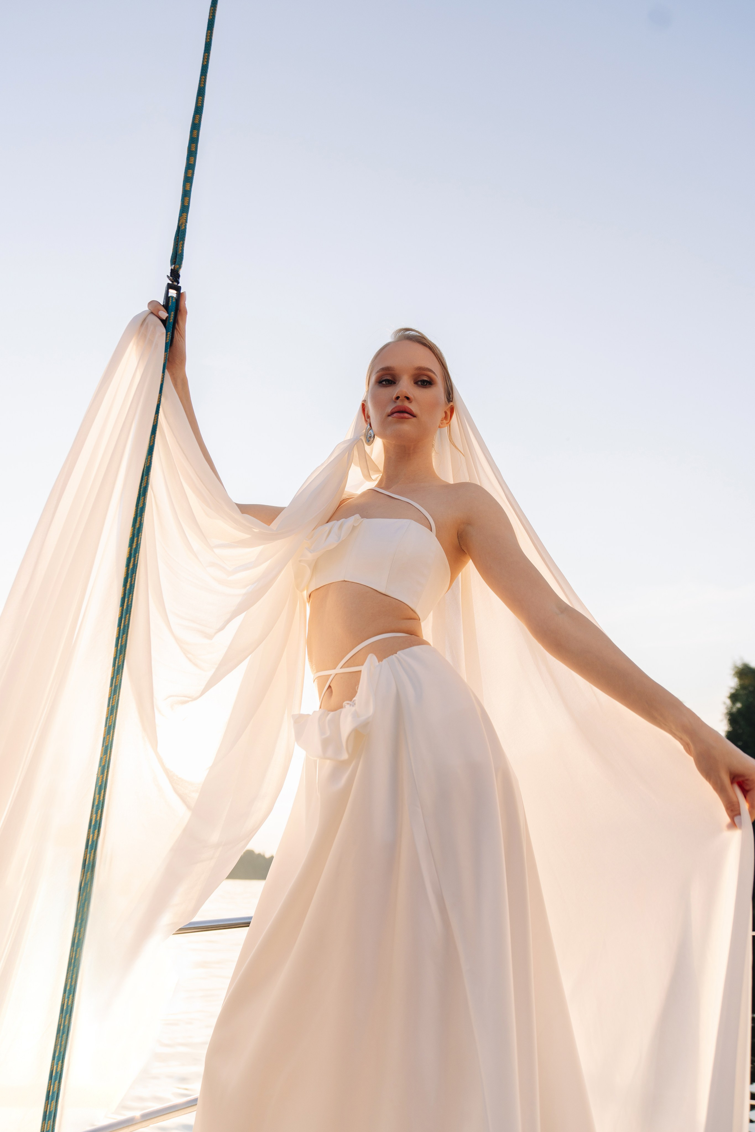 Свадебная фотосессия на яхте на закате (Пироговское водохранилище)