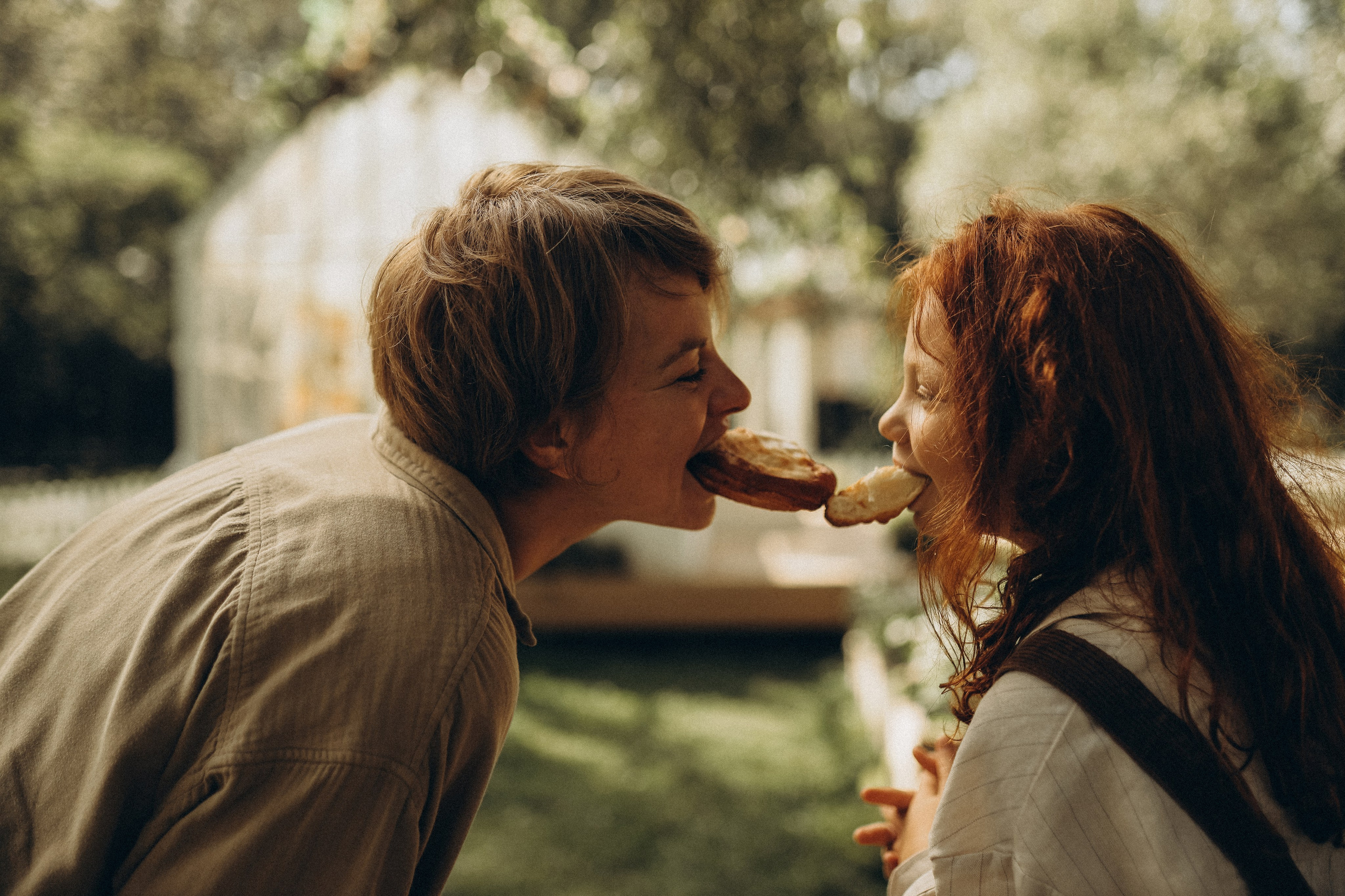 Дина и Миа в огороде. Семейный и детский фотограф в Москве Анастасия Меликова