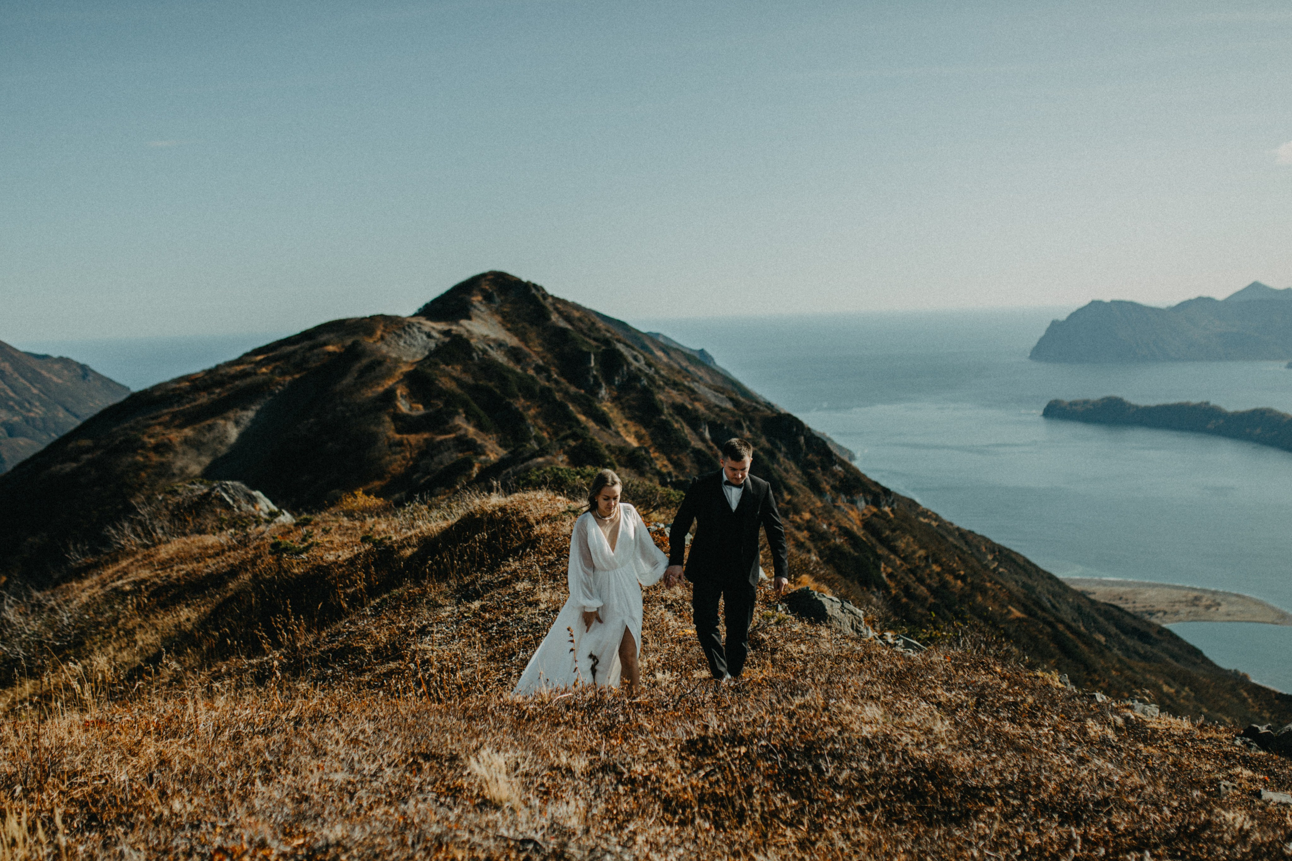 Вертолетный полет Бухта Жировая. Свадебное фото и видео на Камчатке. Туристические маршруты