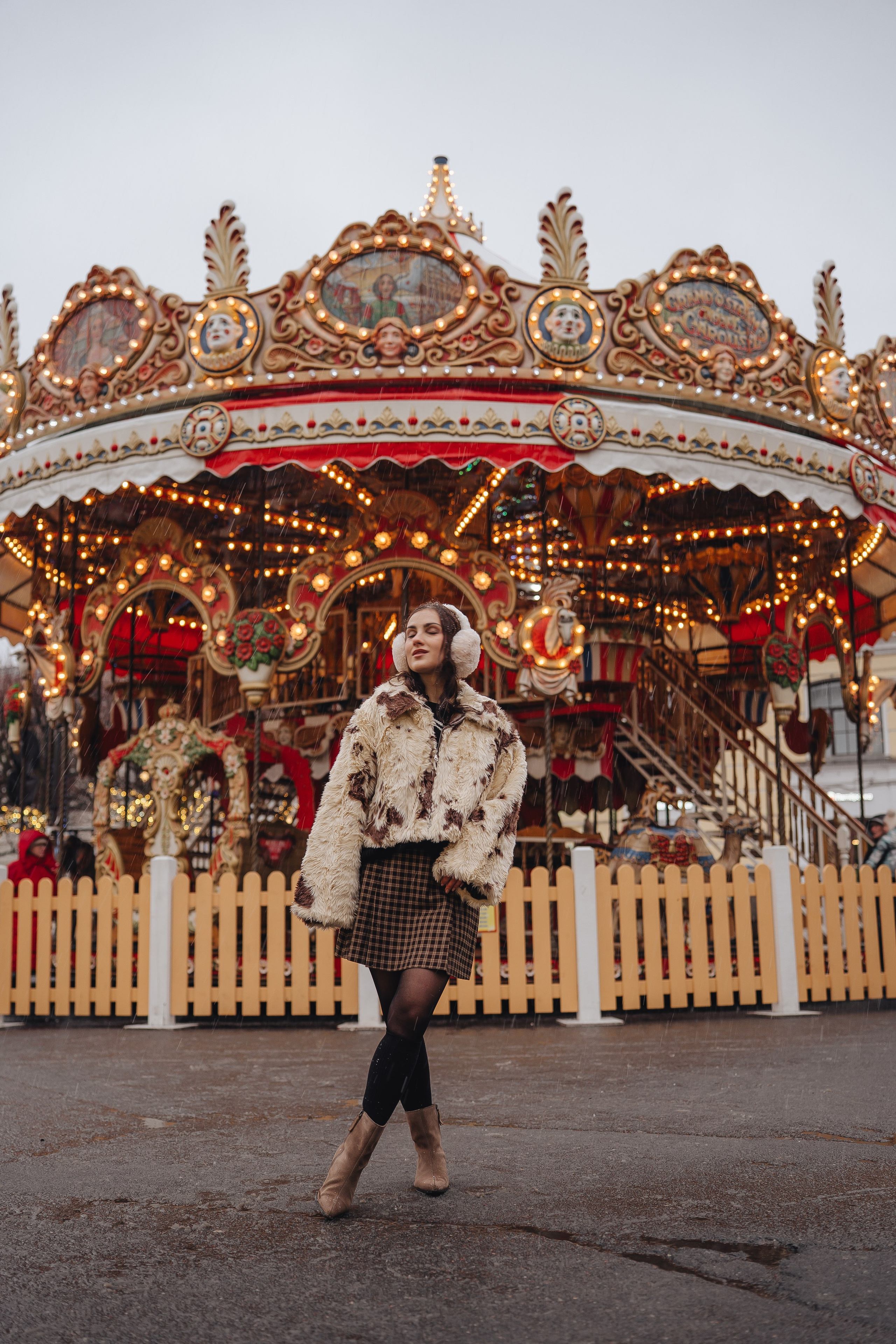 ПРОГУЛКА НА МАНЕЖНОЙ ПЛОЩАДИ ДЛЯ ДЕВУШКИ ПЕРЕД НОВЫМ ГОДОМ (НОВОГОДНЯЯ ФОТОСЕССИИЯ НА МАНЕЖНОЙ ПЛОЩАДИ). Профессиональный фотограф, Санкт-Петербург — Виктория Богомолова