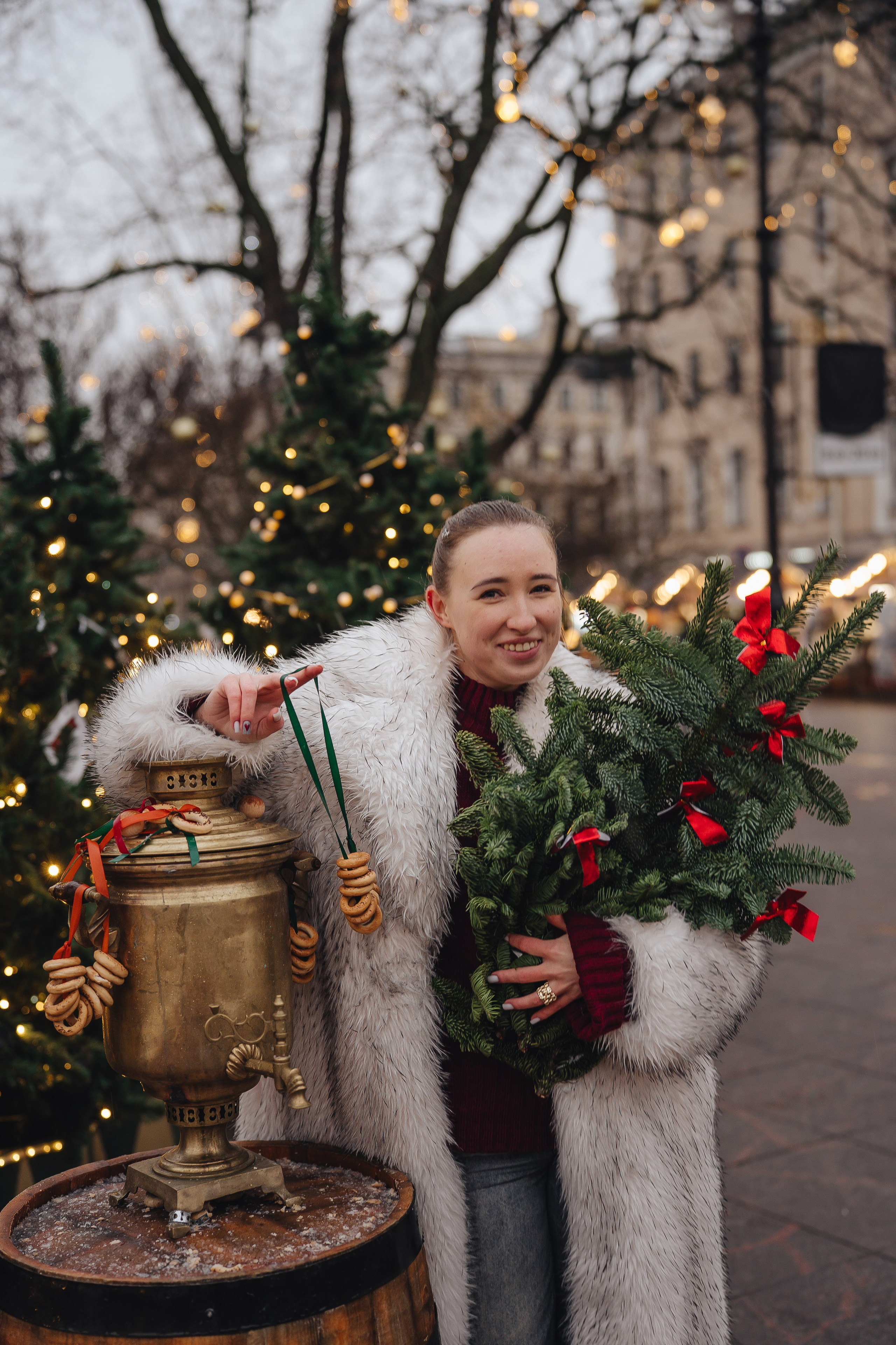 ПРОГУЛКА НА МАНЕЖНОЙ ПЛОЩАДИ ДЛЯ ДЕВУШКИ ПЕРЕД НОВЫМ ГОДОМ (НОВОГОДНЯЯ ФОТОСЕССИИЯ НА МАНЕЖНОЙ ПЛОЩАДИ). Профессиональный фотограф, Санкт-Петербург — Виктория Богомолова