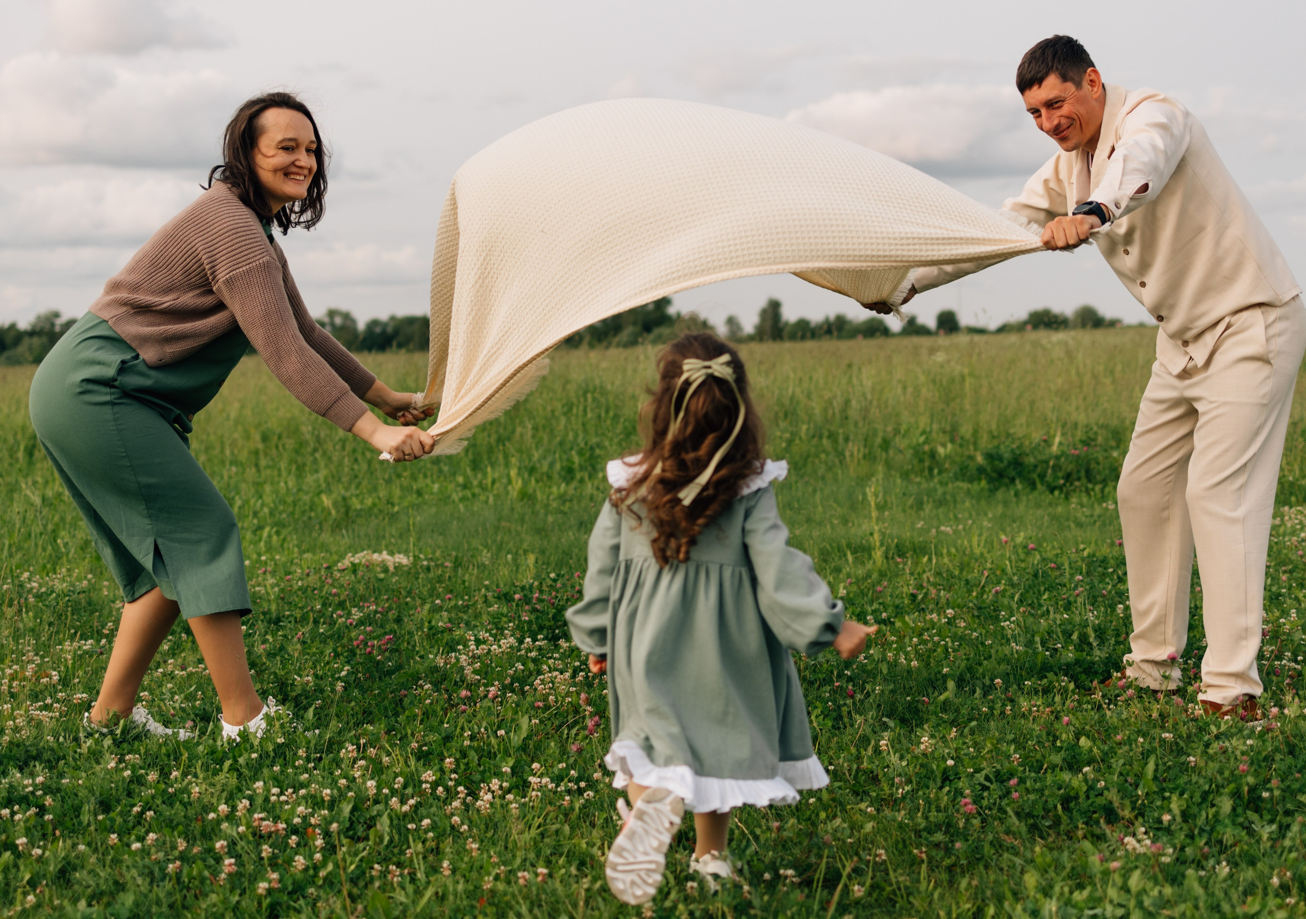 Анна, Марчелло, Настенька и Влада в поле. Фотограф Москва Светлана Кирюшина