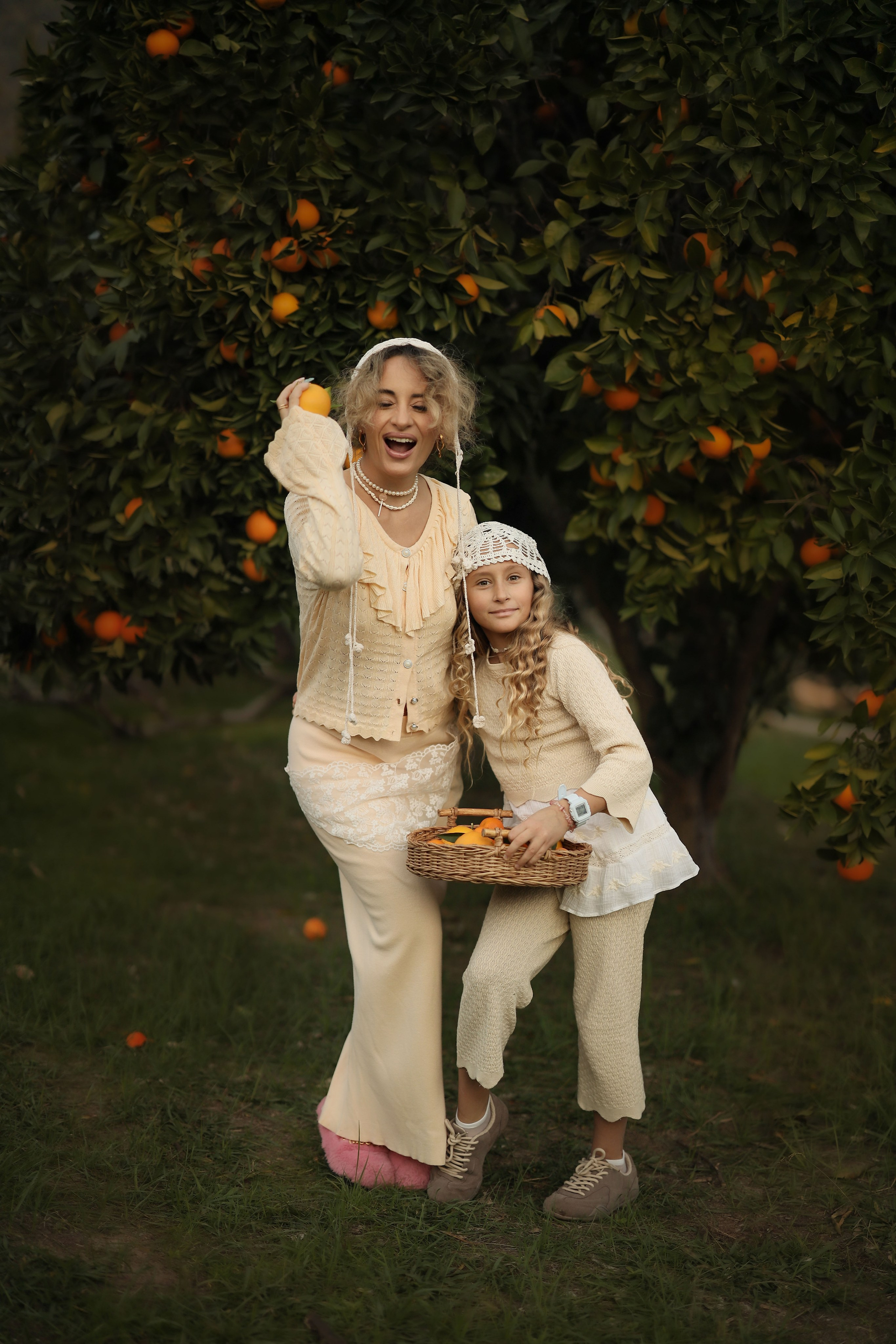 Семейная фотосессия в мандариновом саду Абхазии. Свадебный и семейный фотограф в Абхазии Жанна Соснина