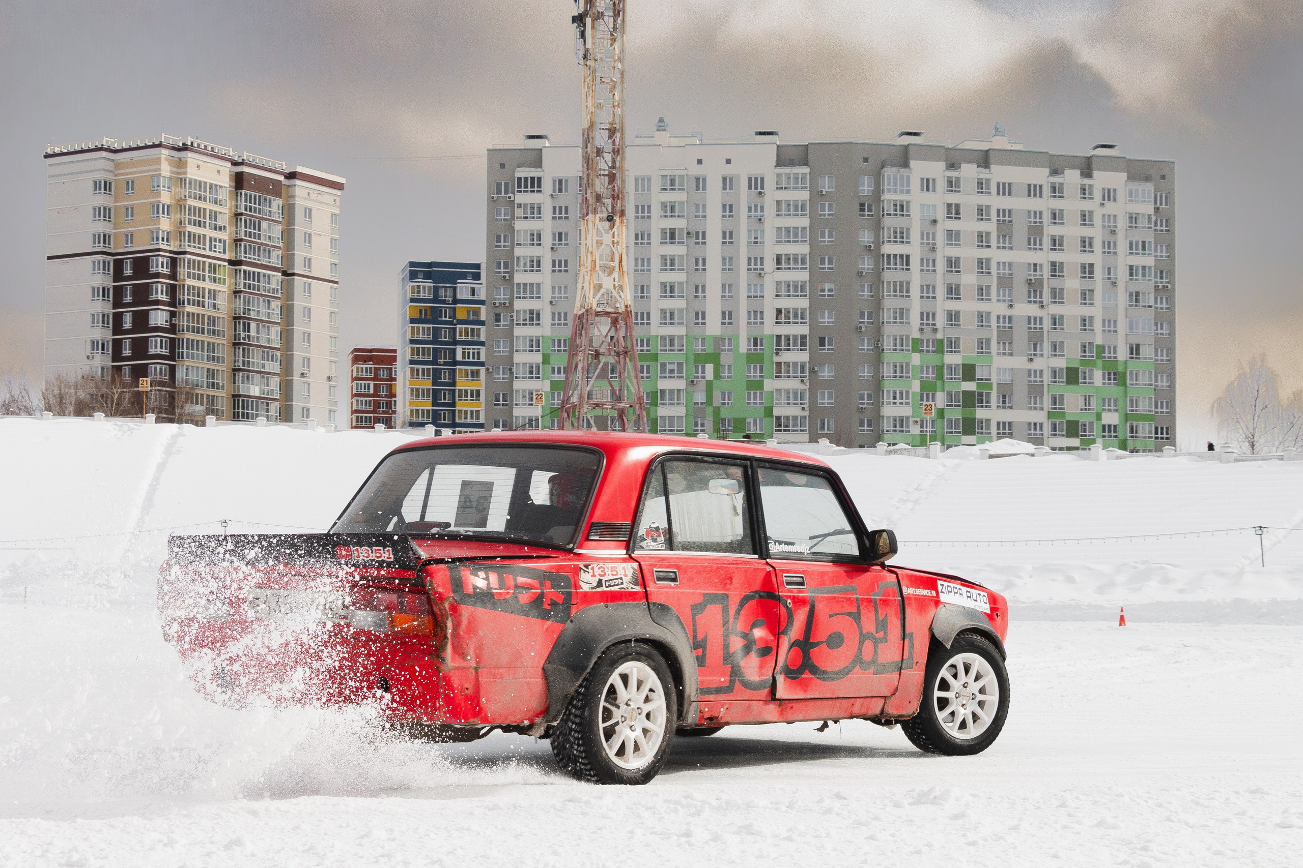 Жигули заходит в дрифт, оставляя за собой брызги снега