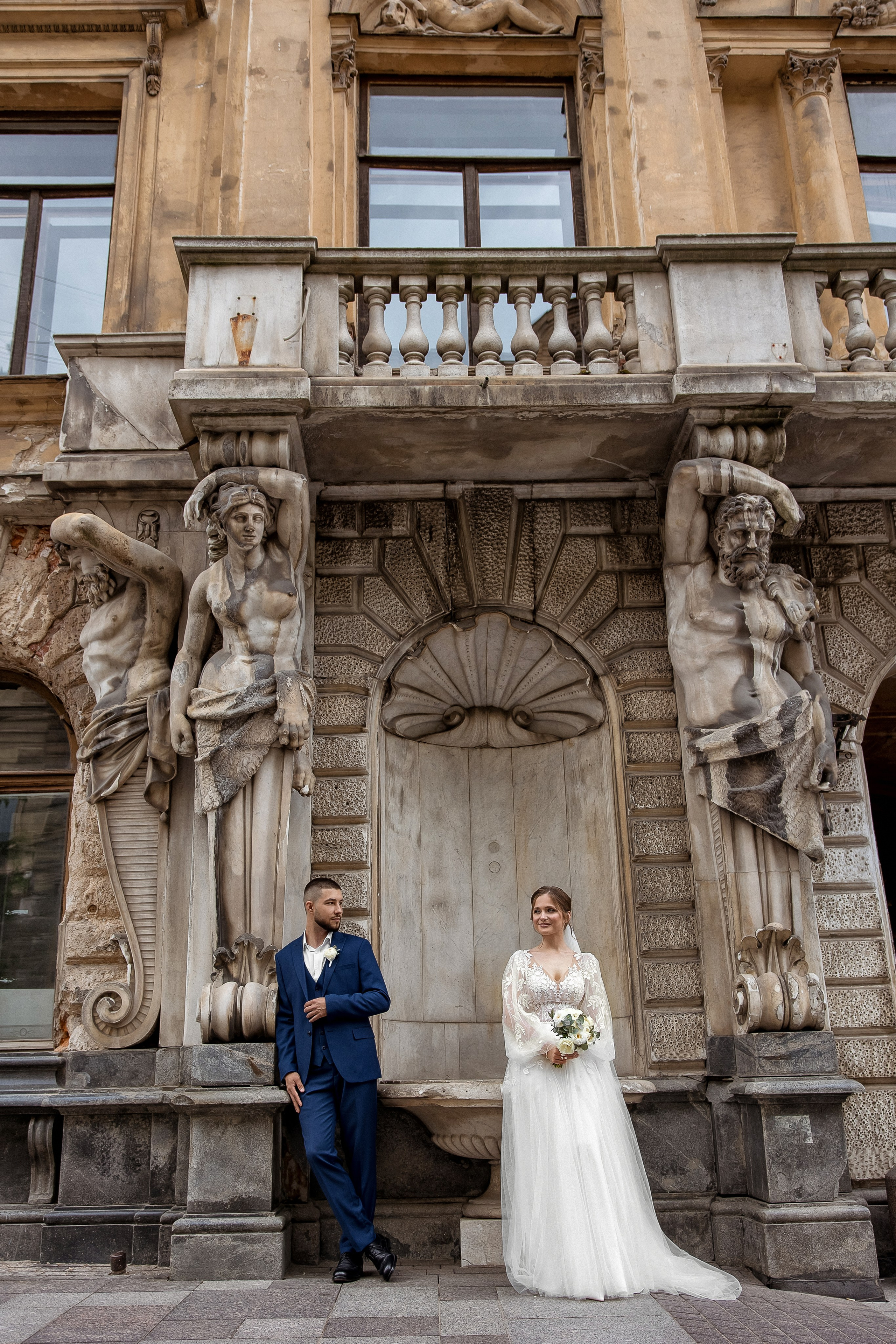 Яркая свадебная фотосессия под дождем. Свадебный и семейный фотограф Алексей Аверин
