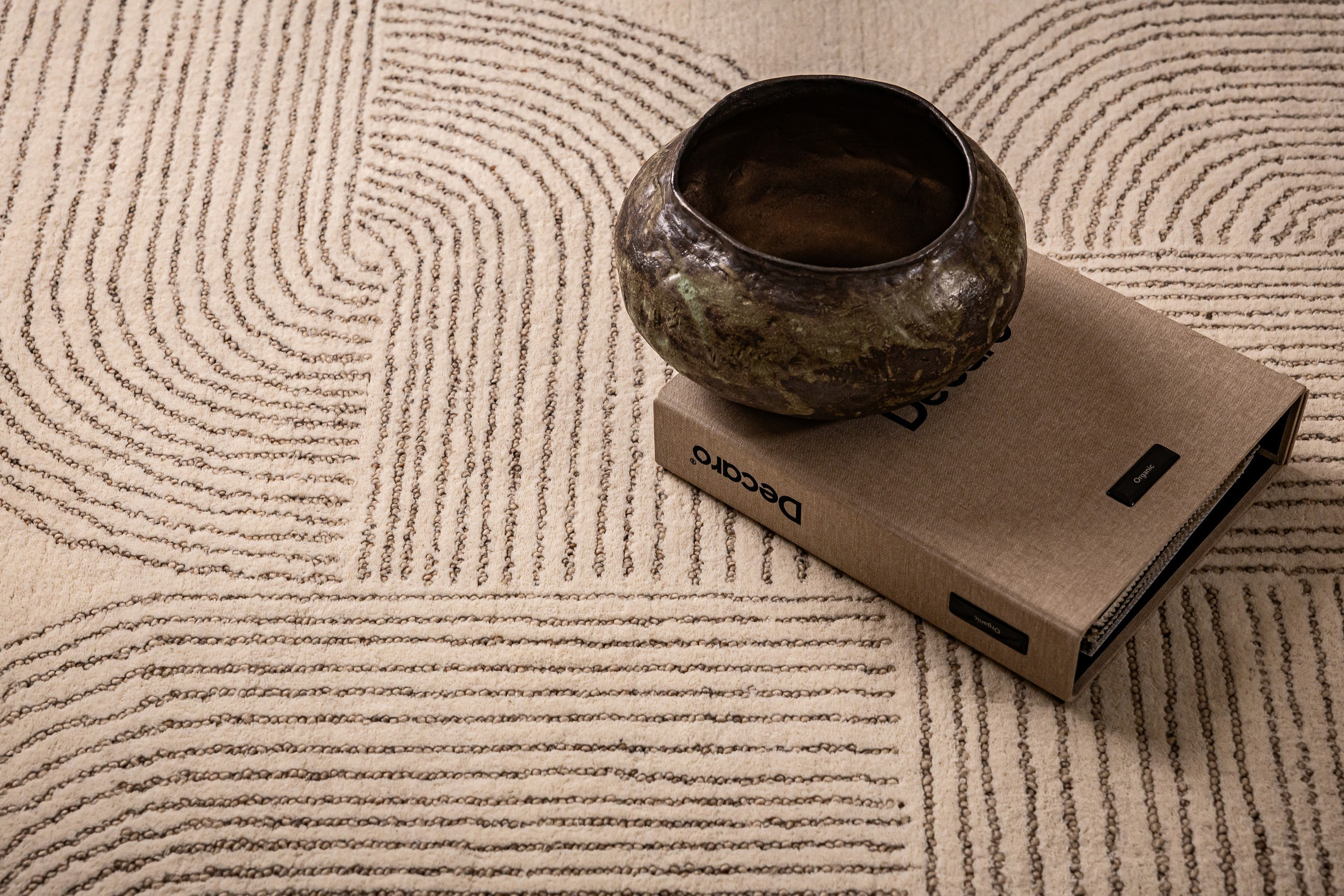 Ковры Decaro Rugs Japandi. L. Deco интерьерный салон. Краски/обои/лепной декор