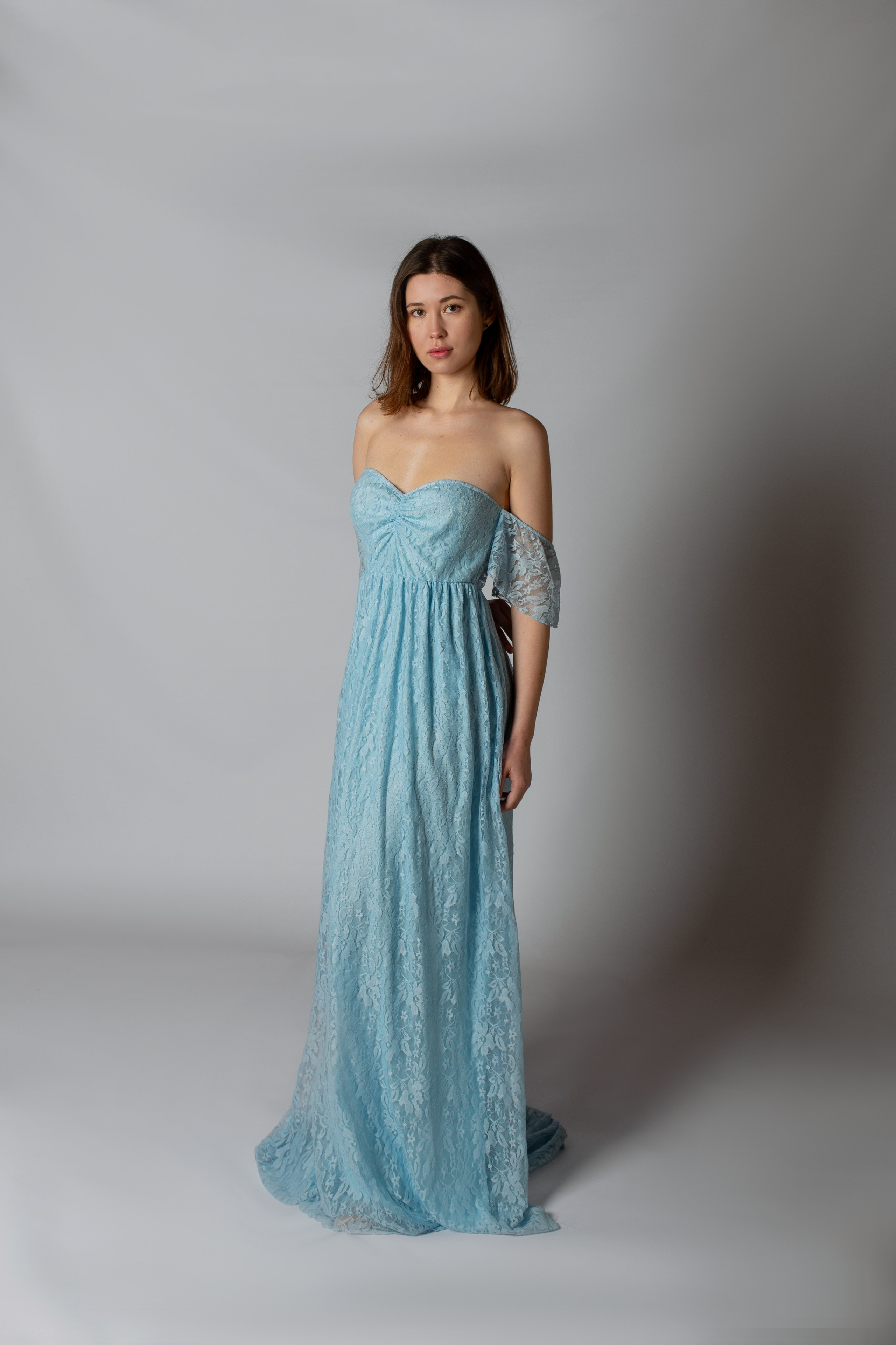 Голубое гипюровое платье в аренду в Севастополе