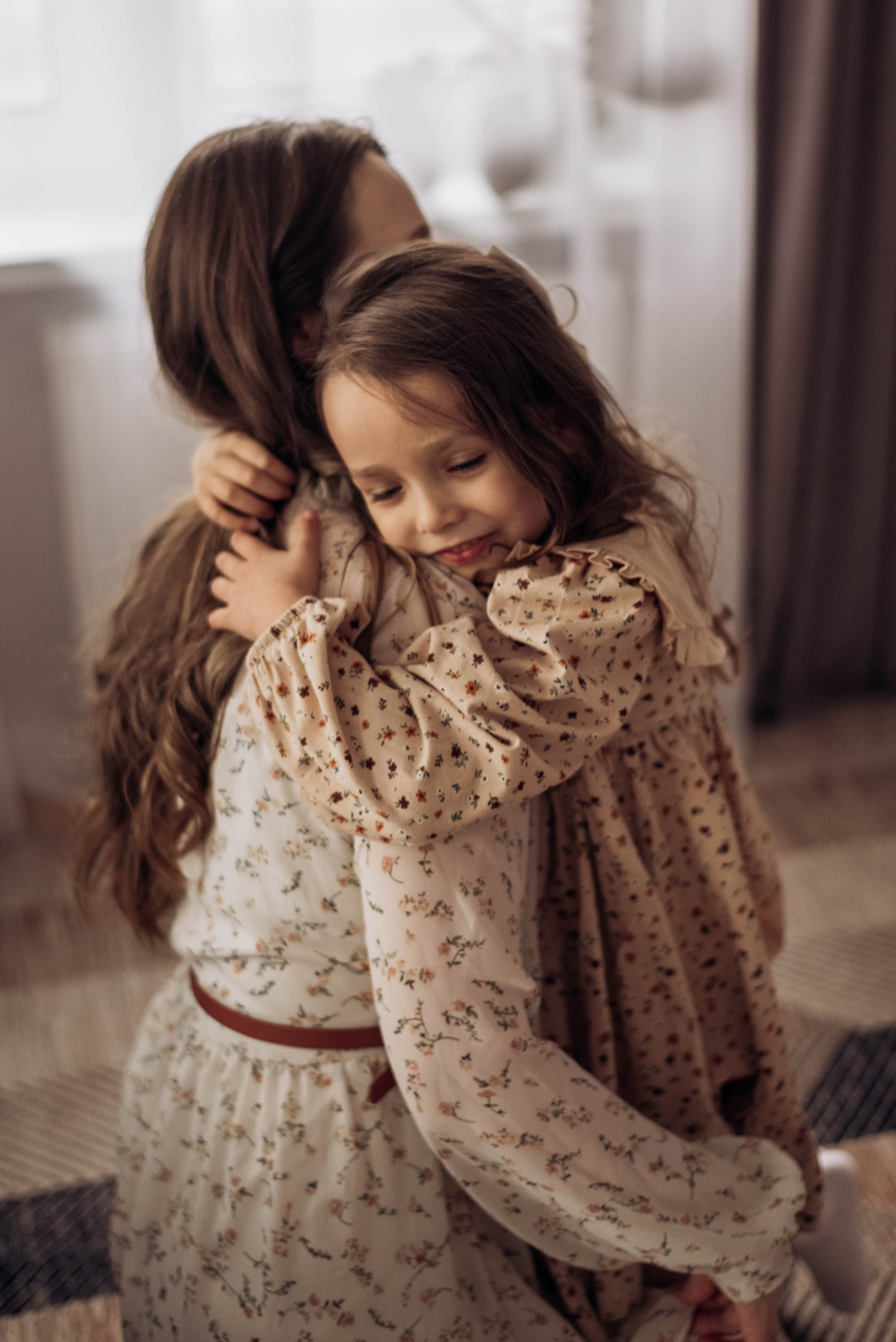 Домашняя фотосессия для мамы и дочек, с цветами, весной, к 8 марта. Семейный фотограф в Железнодорожном Масаева Елена