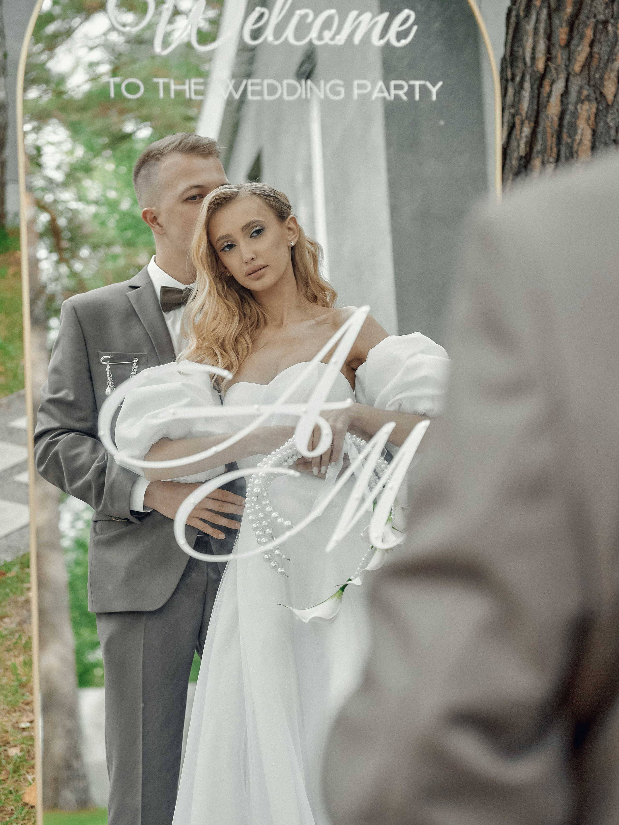 Жених и невеста у зеркала Welcome на свадьбе в экохаусе, стильная фотосессия»