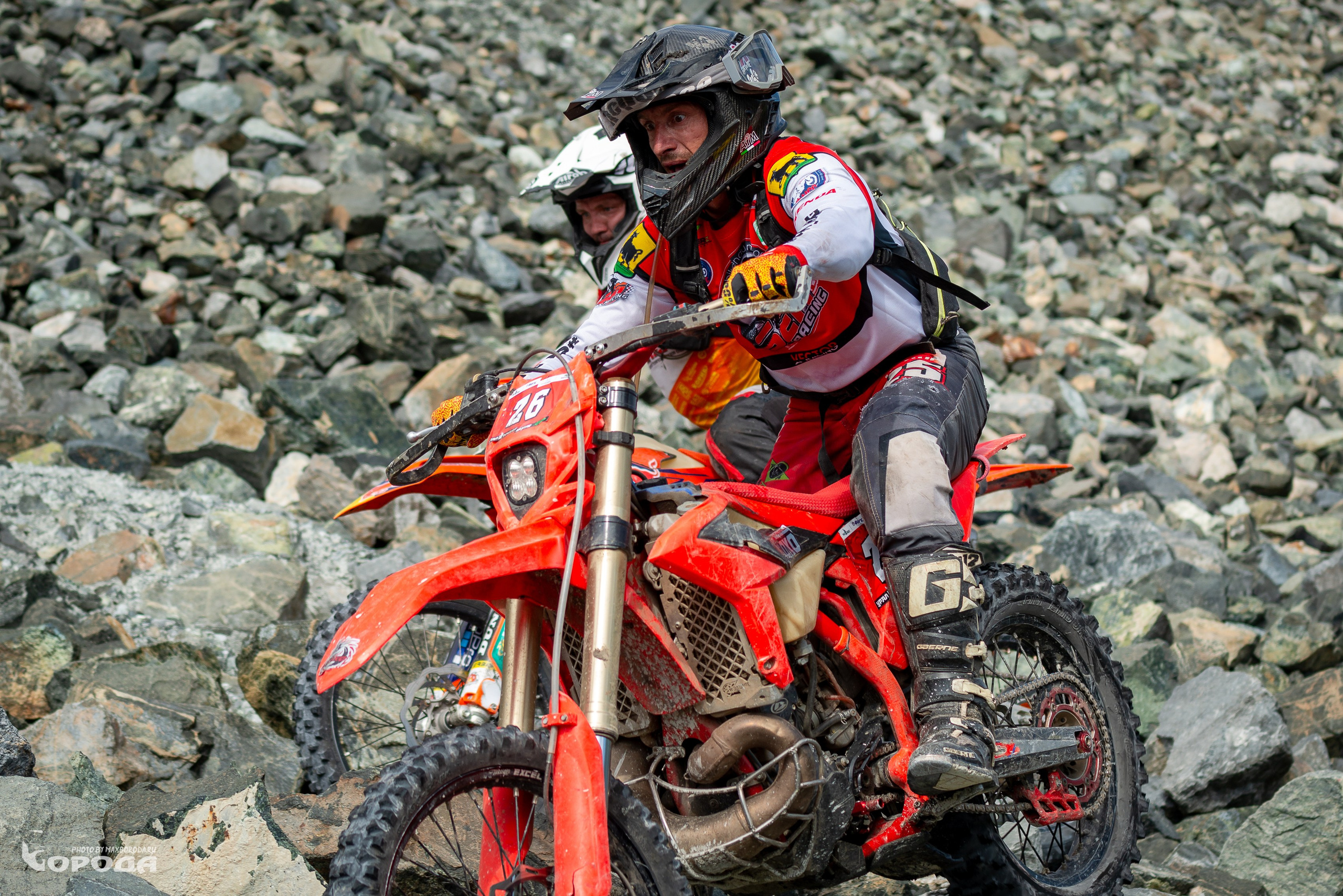 Гонщики на эндуро маневрируют между валунами, экстремальный маршрут