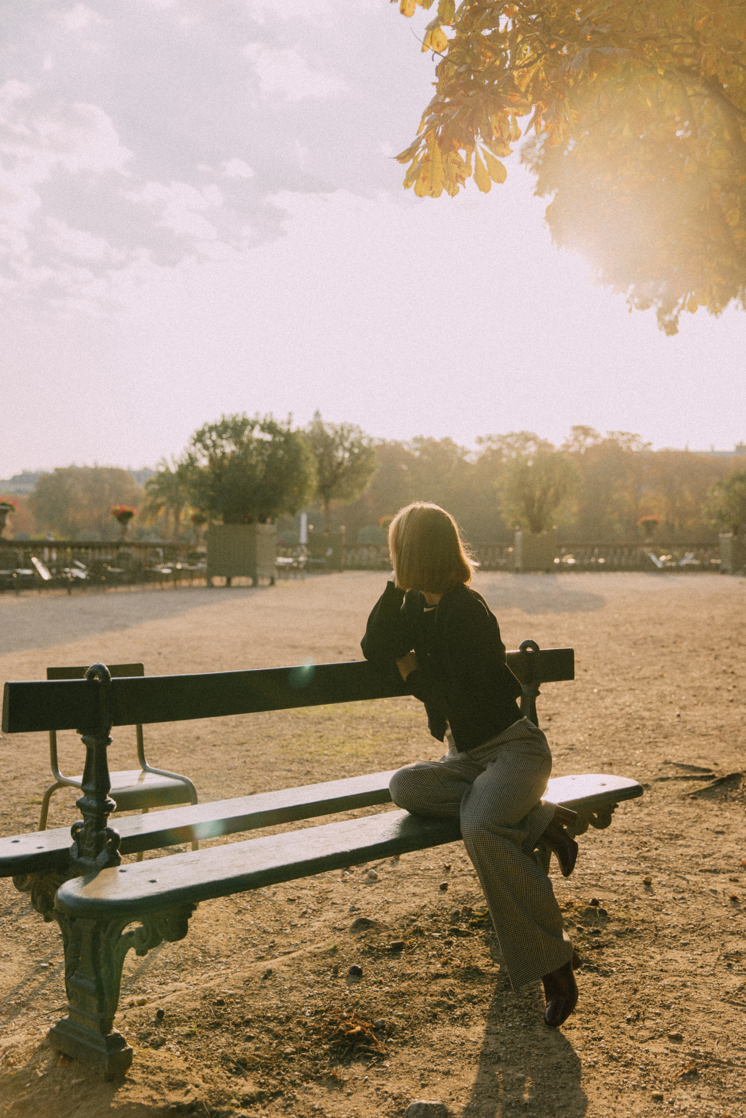 September sun. Photographer in Paris