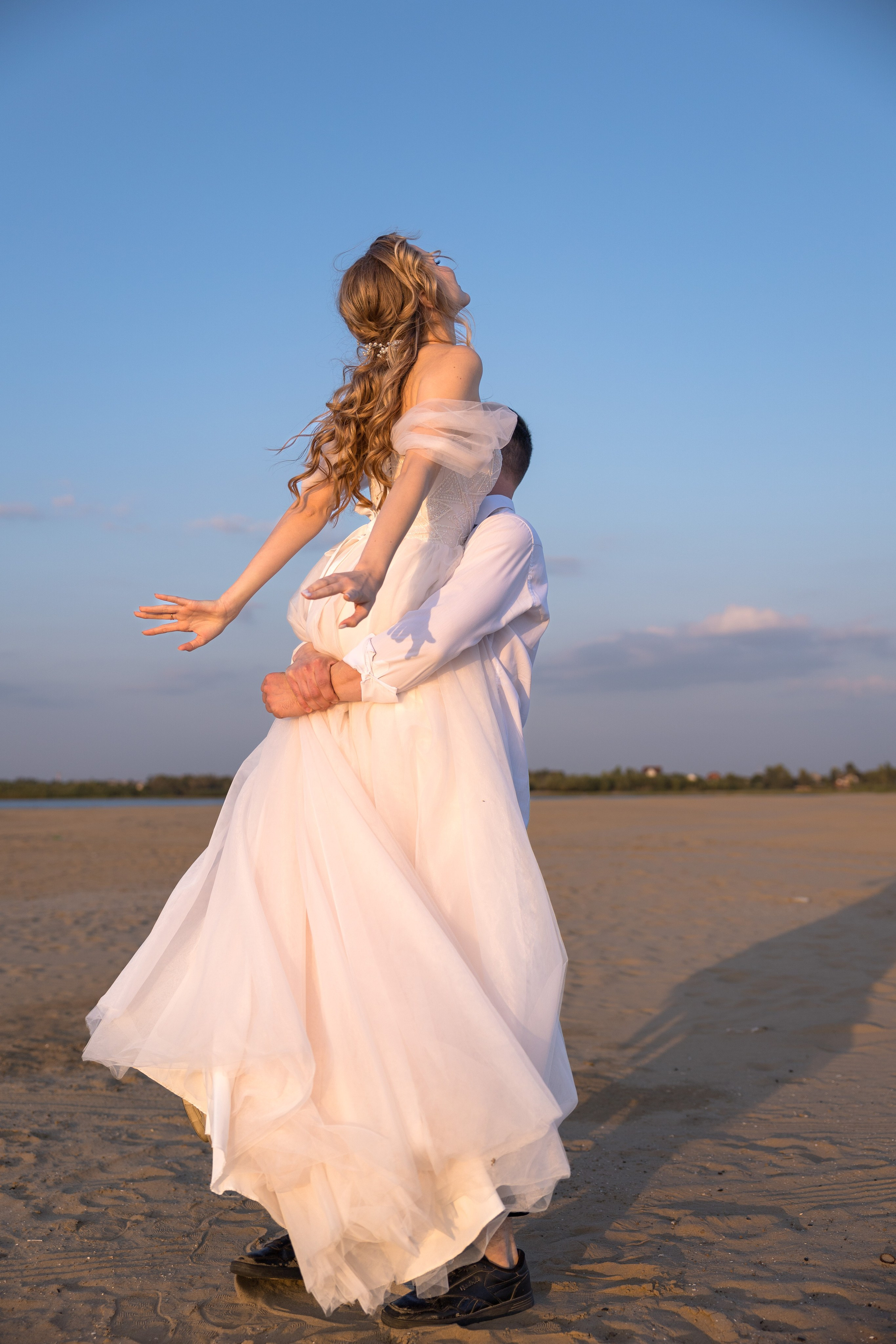 Свадебная фотосессия на берегу. Свадебный фотограф Астрахань