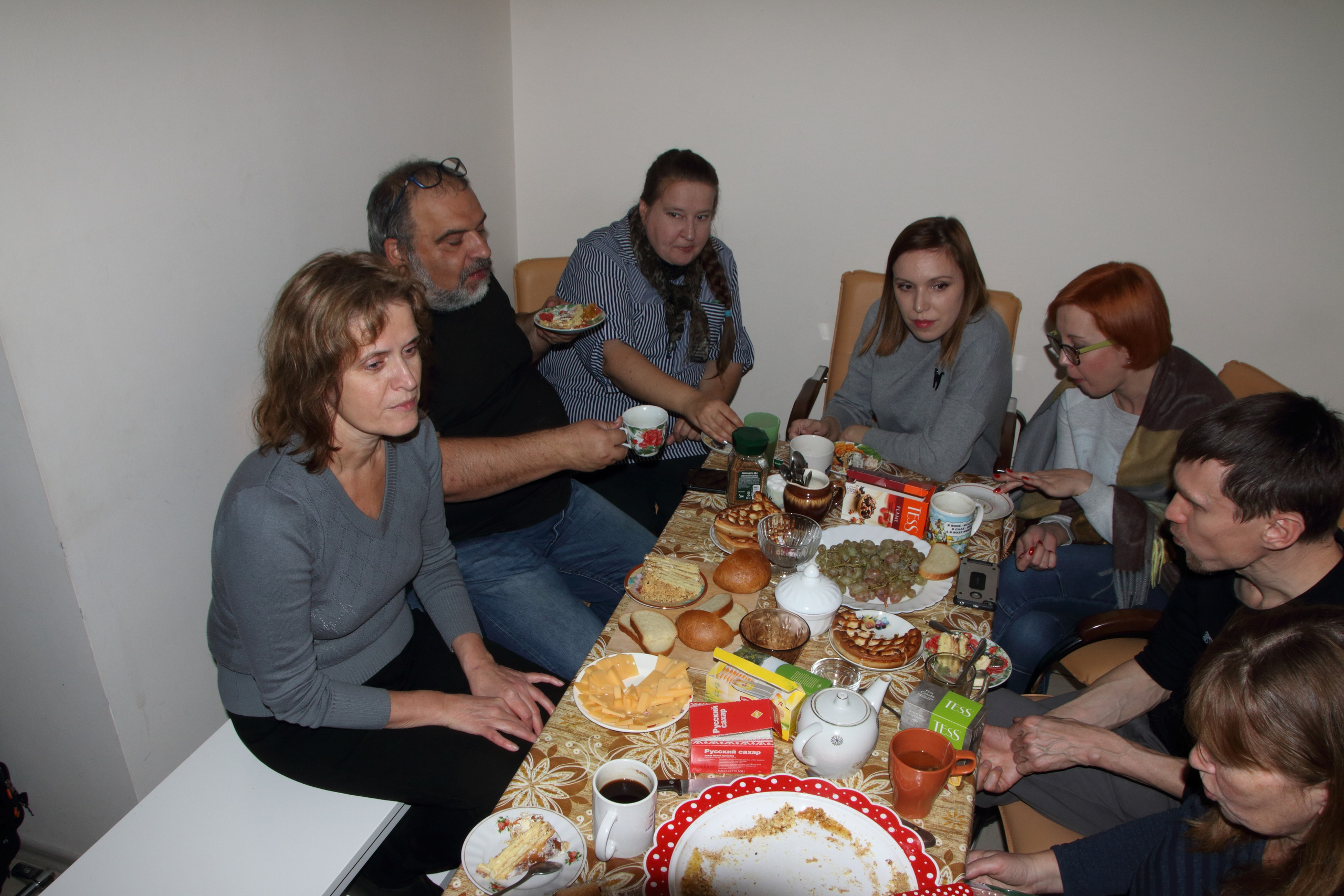 27.10.2019 Выставка Дороги, которые… Развеска. Фотообъединение Самарского областного отделения Союза журналистов России