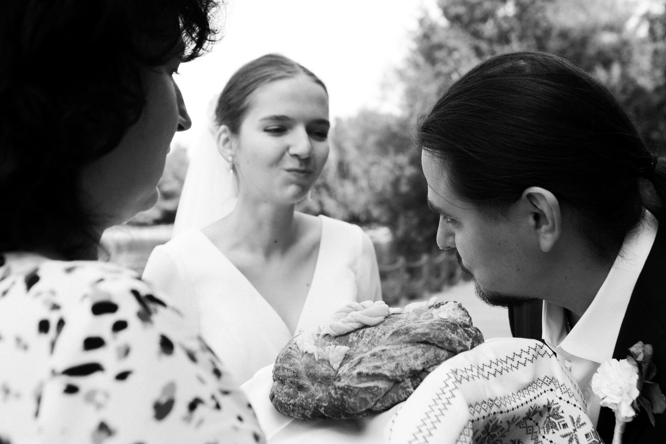 свадебные традиции, жених и невеста кусают каравай, свадебная церемония на открытом воздухе, свадебный фотограф в Москве