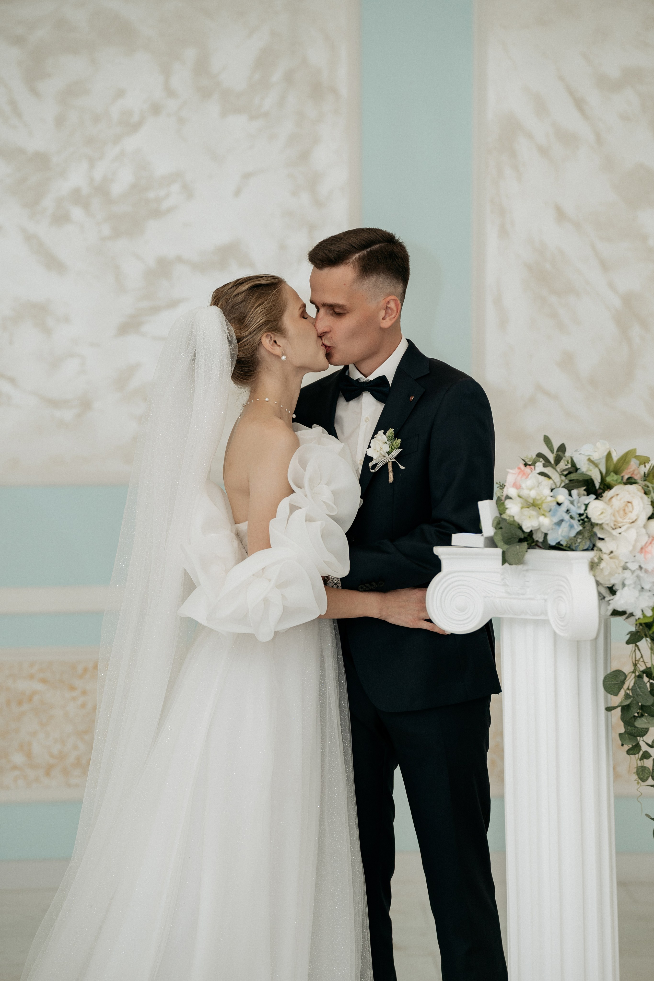 Свадебный фотограф Новороссийск - первый поцелуй как муж и жена в ЗАГСе.