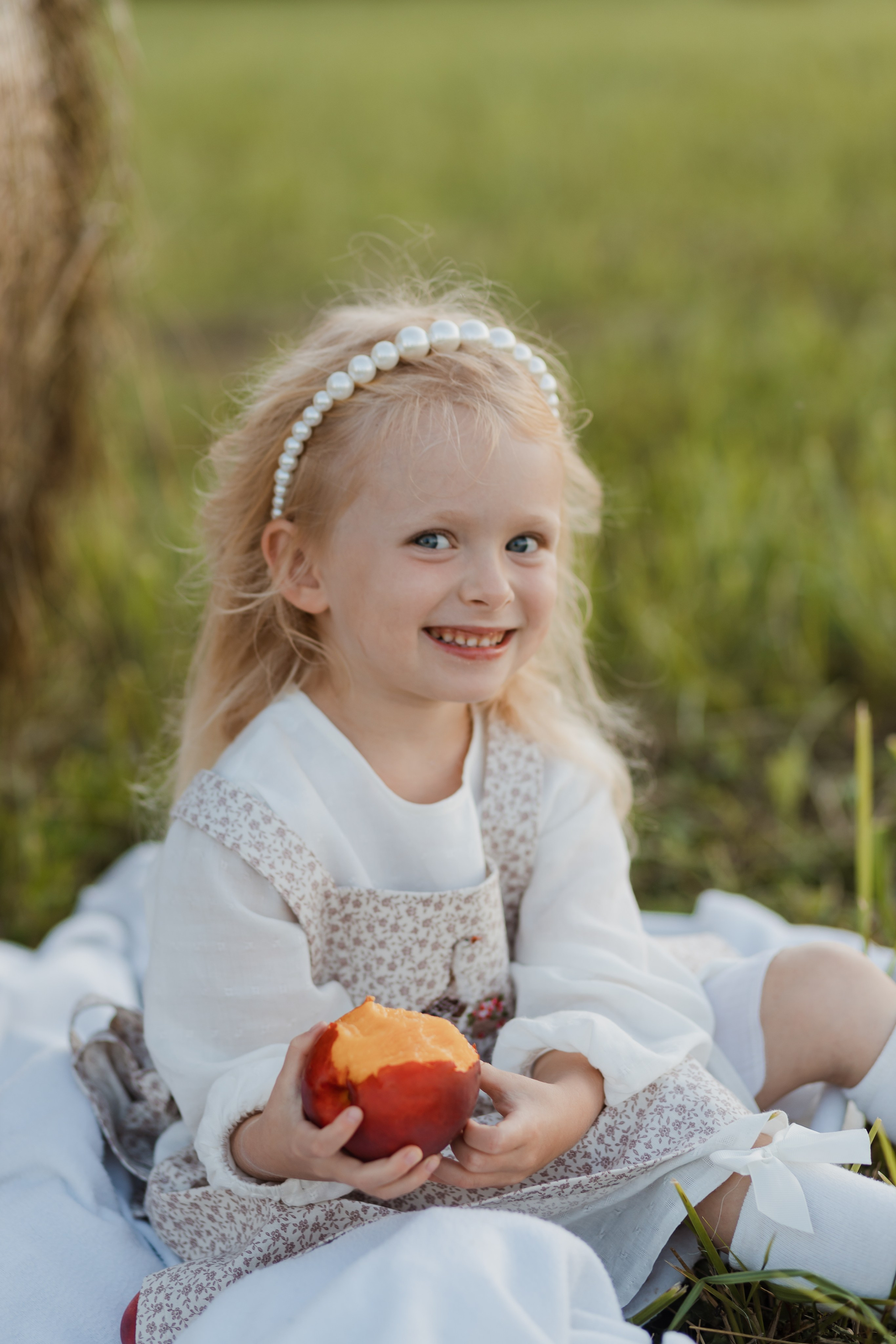 Семья Смирновых в поле с сеном. Семейный и детский фотограф в городе Подолск МО Крылова Ирина