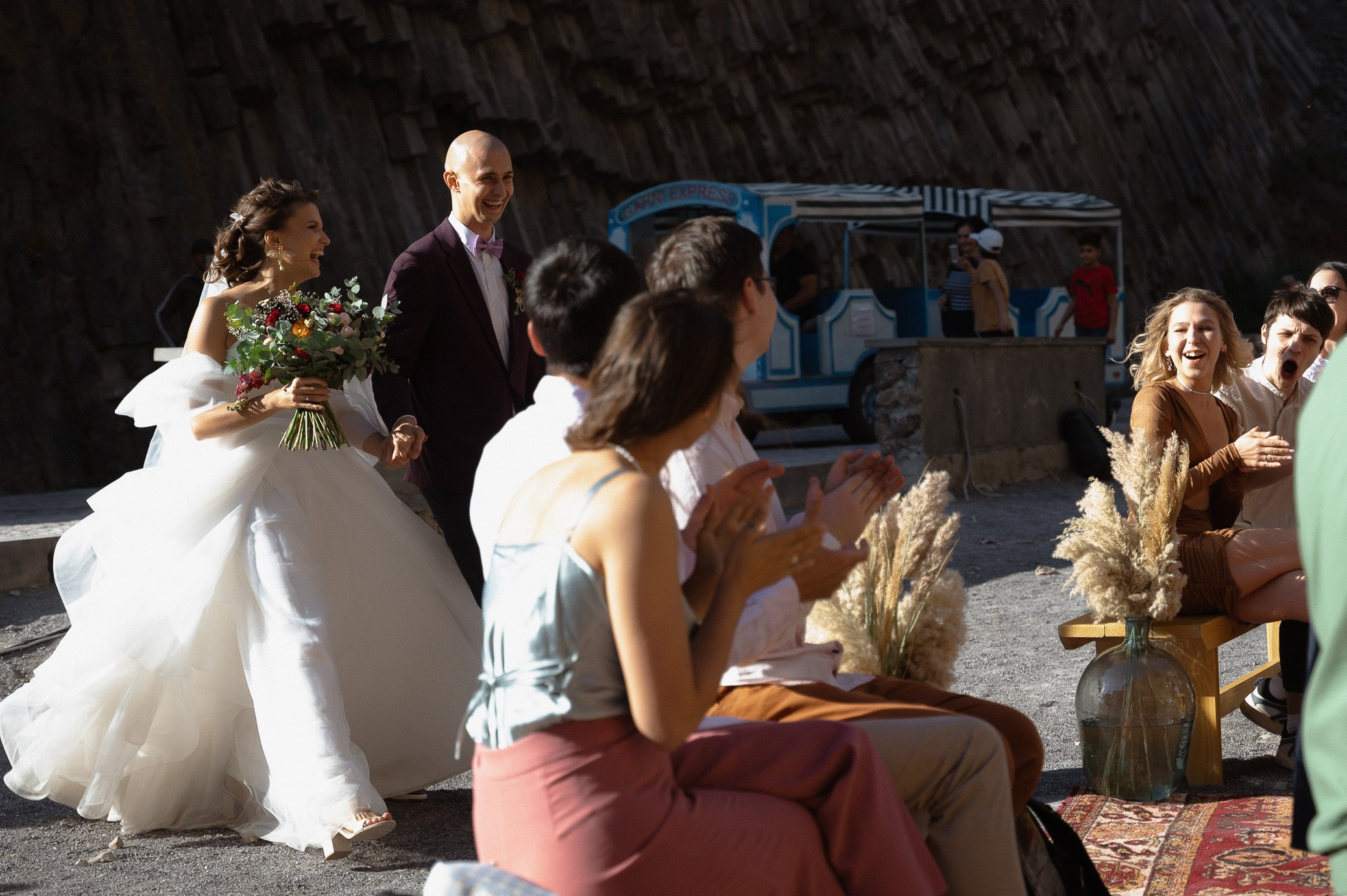 Трогательная свадебная вечеринка в горах Армении. Афина Ефимова. Свадебный фотограф Москва