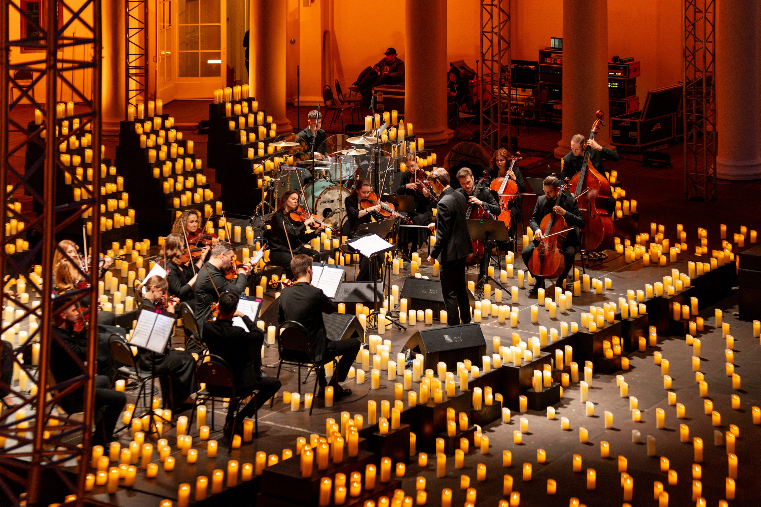 Симфонический оркестр Lumisfera при свечах. Фотограф Никита Комаров