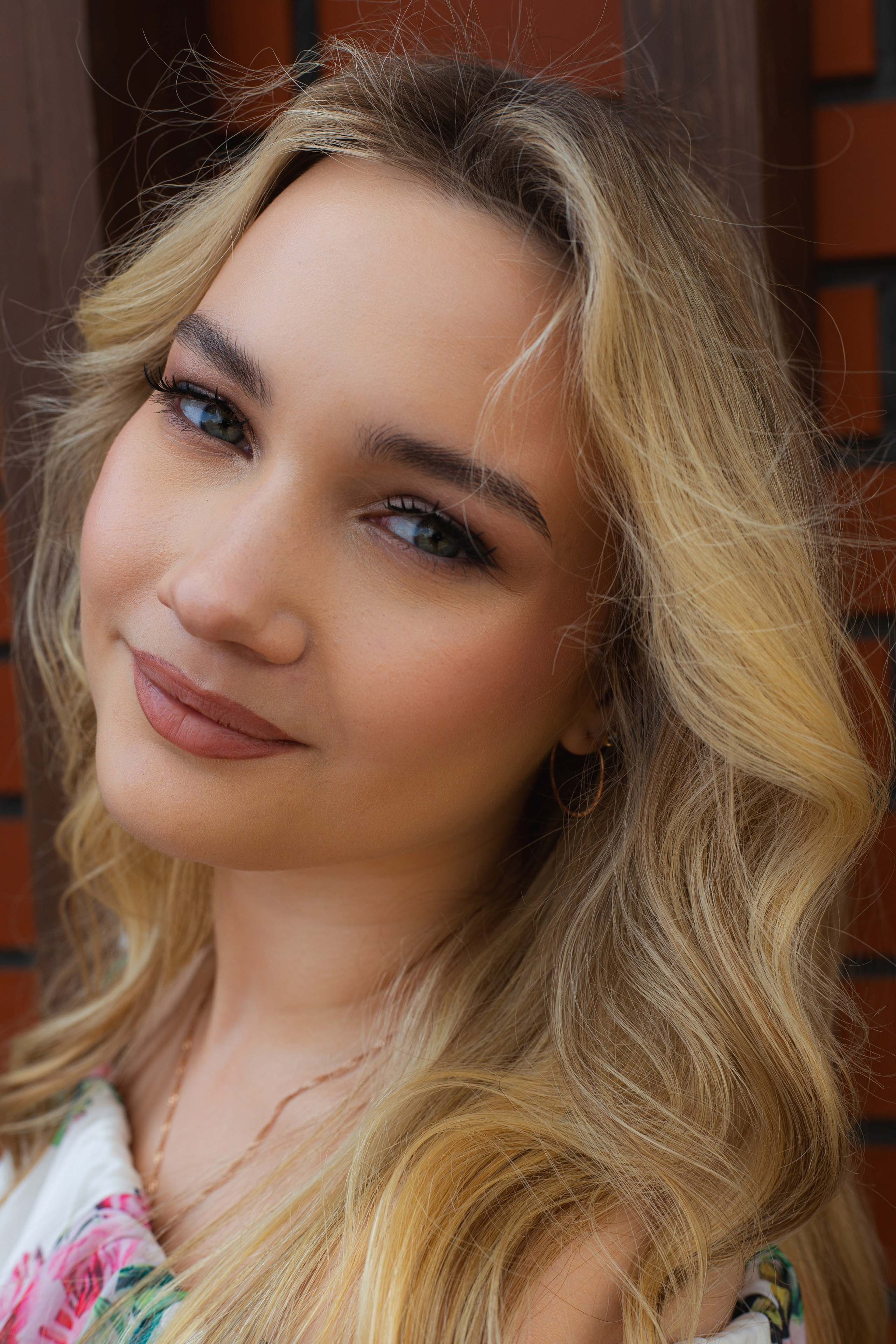 Лучи солнца в волосах, искорки счастья в глазах. Главная