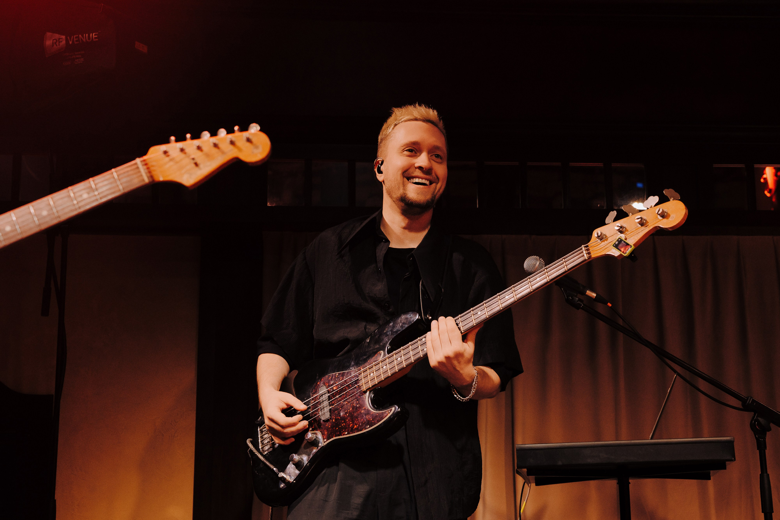 20 ЛЕТ МЕГАПОЛИС ЧЕЛЯБИНСК ХЕДЛАЙНЕР ЕЛКА. Репортажный фотограф Зуев Роман г. Челябинск