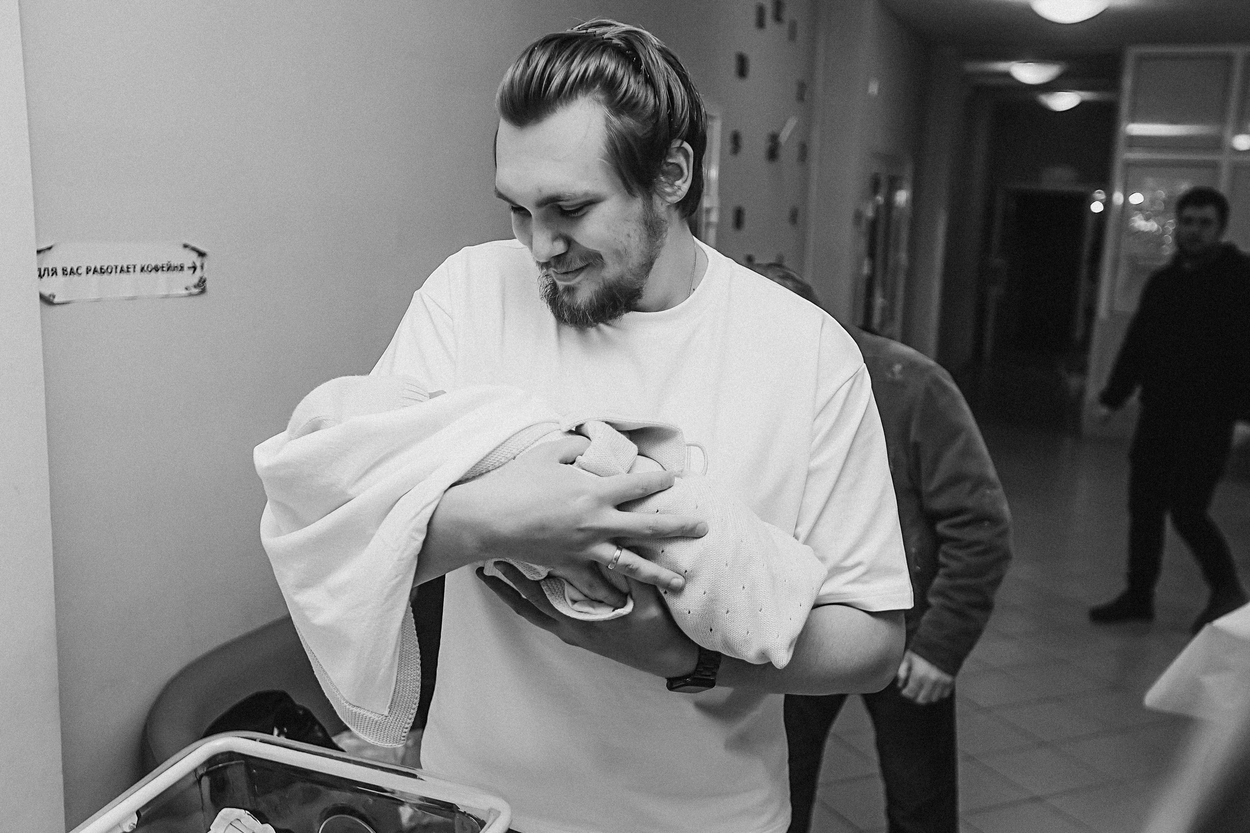 Выписка палата+внизу ПЦЭ. Семейный фотограф Тюмень, фотограф на роды Салмина Мария