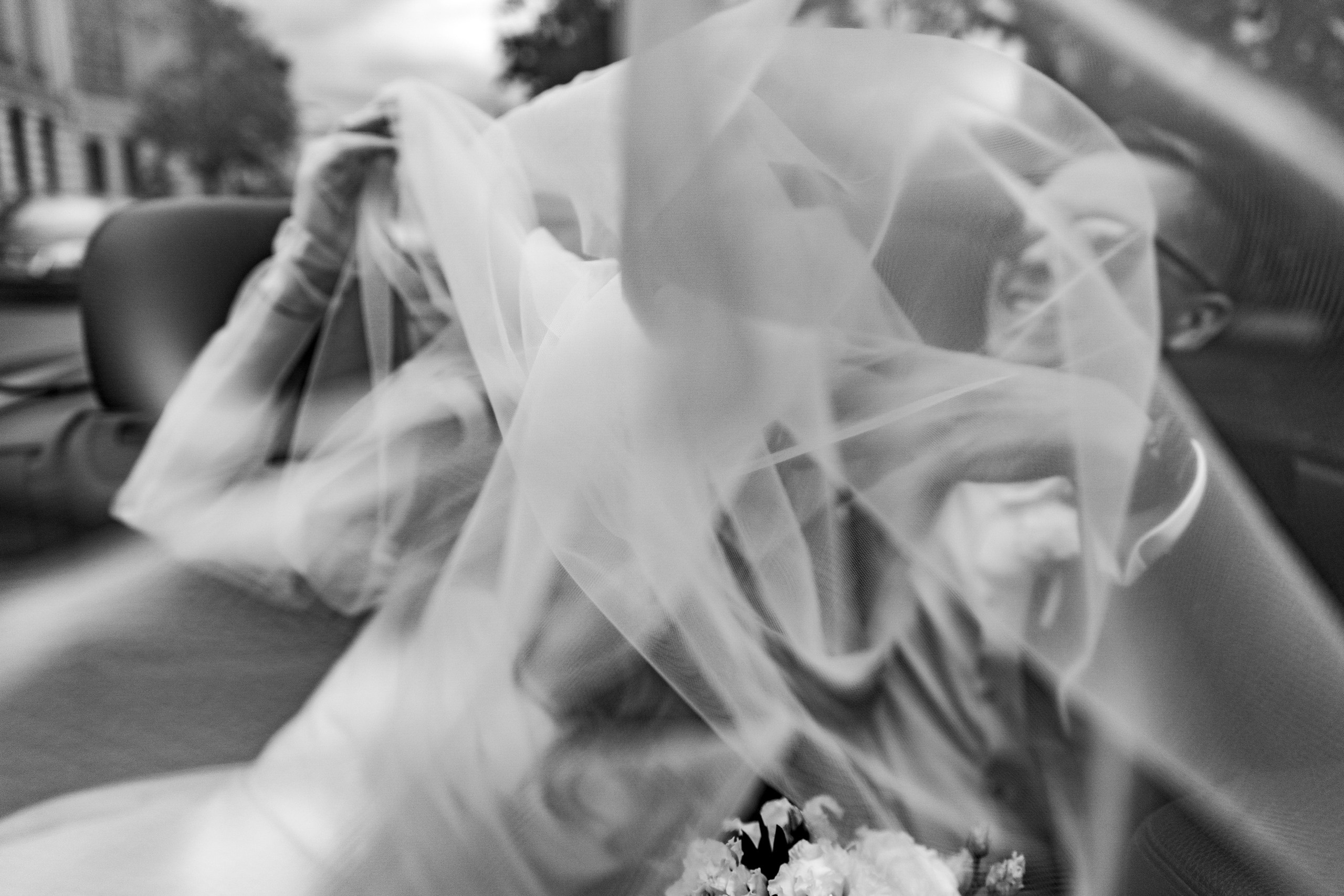 Здравствуйте! Я&nbsp;свадебный фотограф из&nbsp;Ульяновска, работаю в&nbsp;том числе по&nbsp;всей России и&nbsp;с&nbsp;выездом за&nbsp;границу. Снимаю свадьбы, lovestory, корпоративы, светский репортаж. Провожу обучение по&nbsp;фотографии, мастер-классы и&nbsp;воркшопы для других фотографов.