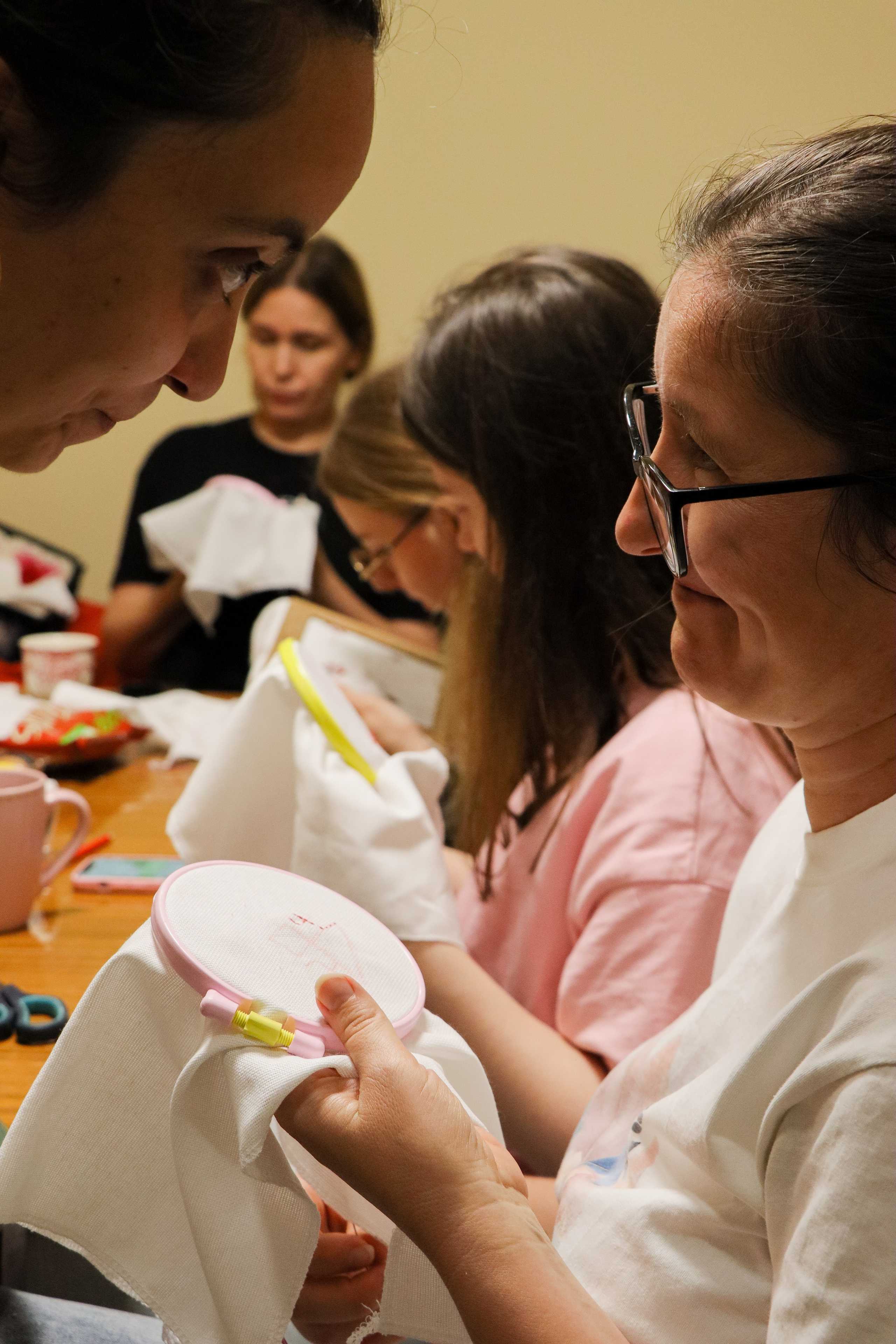 Мастер-класс по вышивке орнаментов. Портретный и репортажный фотограф в Анапе Злата Хидзик