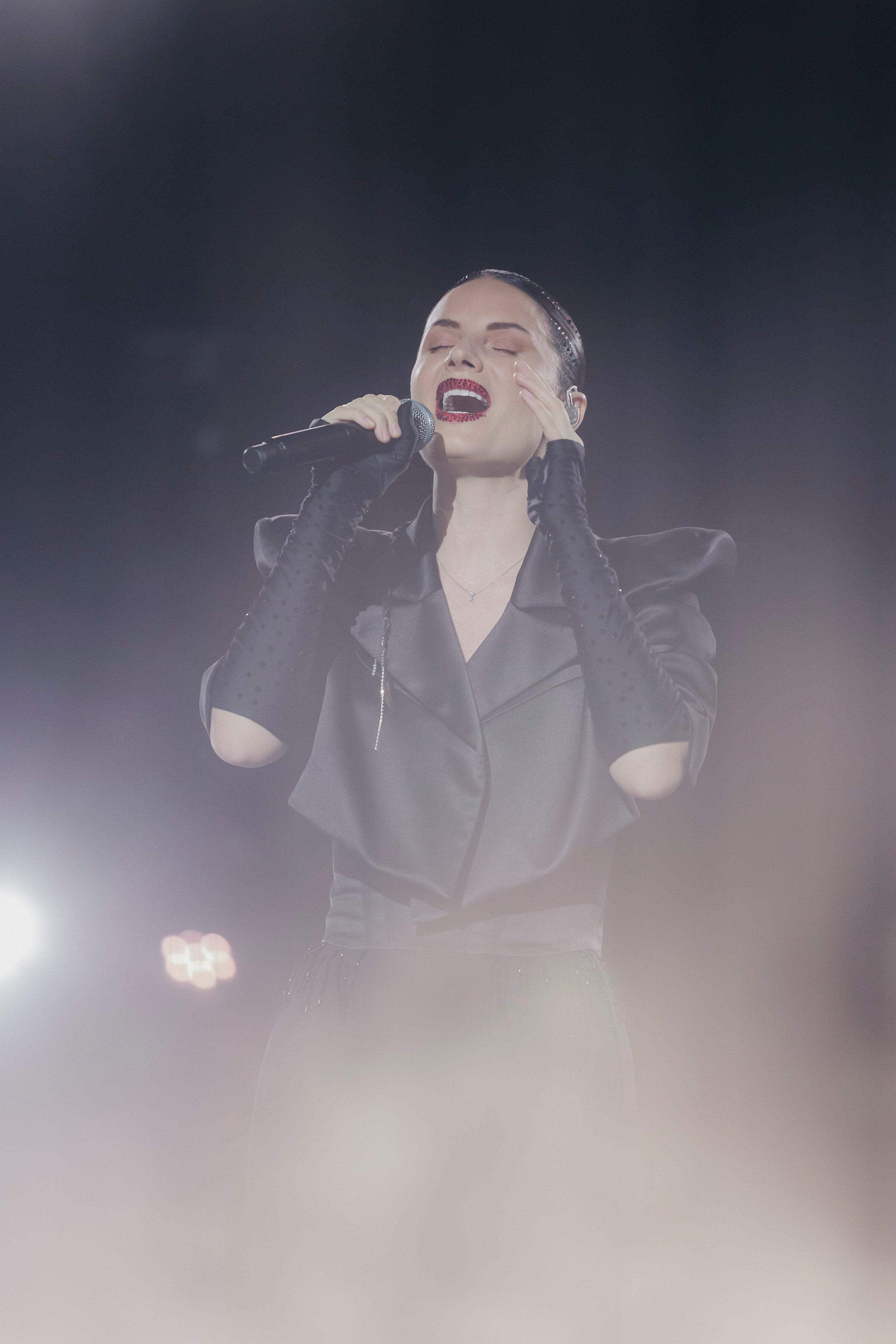 Ева Власова: «Танцуй вопреки», Crocus City Hall. «Птичка на проводе»: информационный портал в Москве