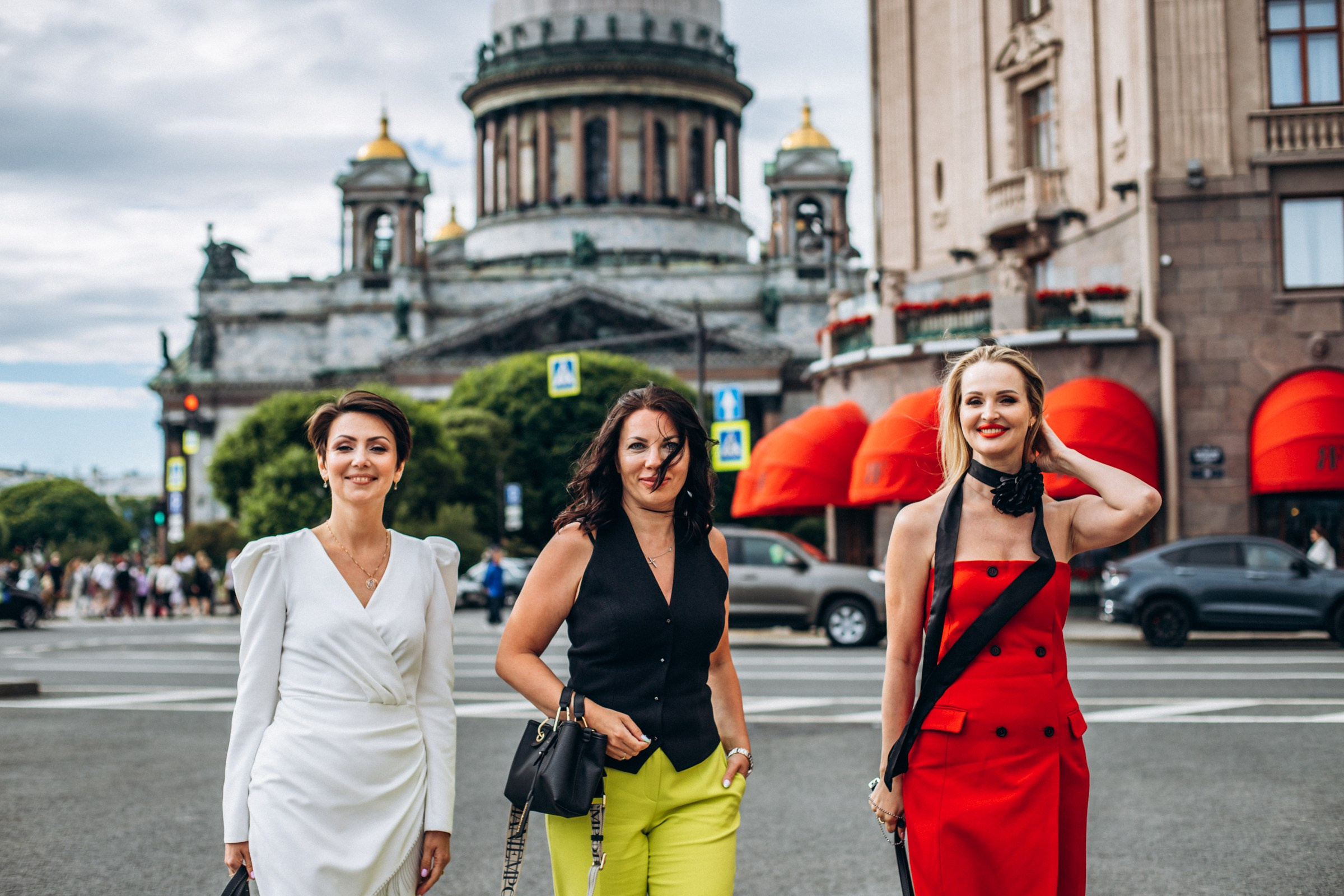 Ольга, Настя и Марина в июне. Фотопрогулка в Петербурге. Индивидуальный и семейный фотограф в Санкт-Петербурге