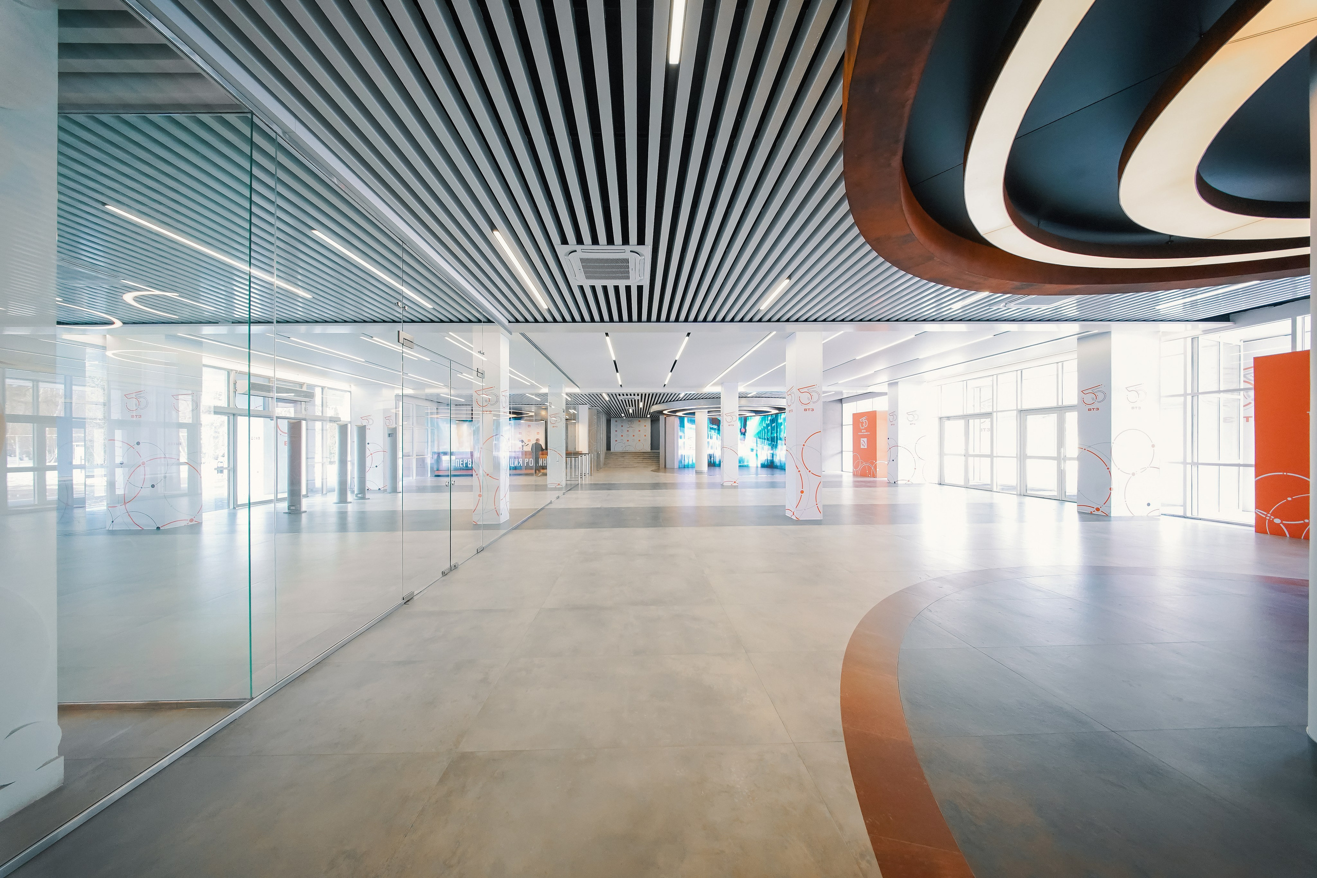 Фойе заводоуправления ВТЗ. Фотограф Никита Барановский