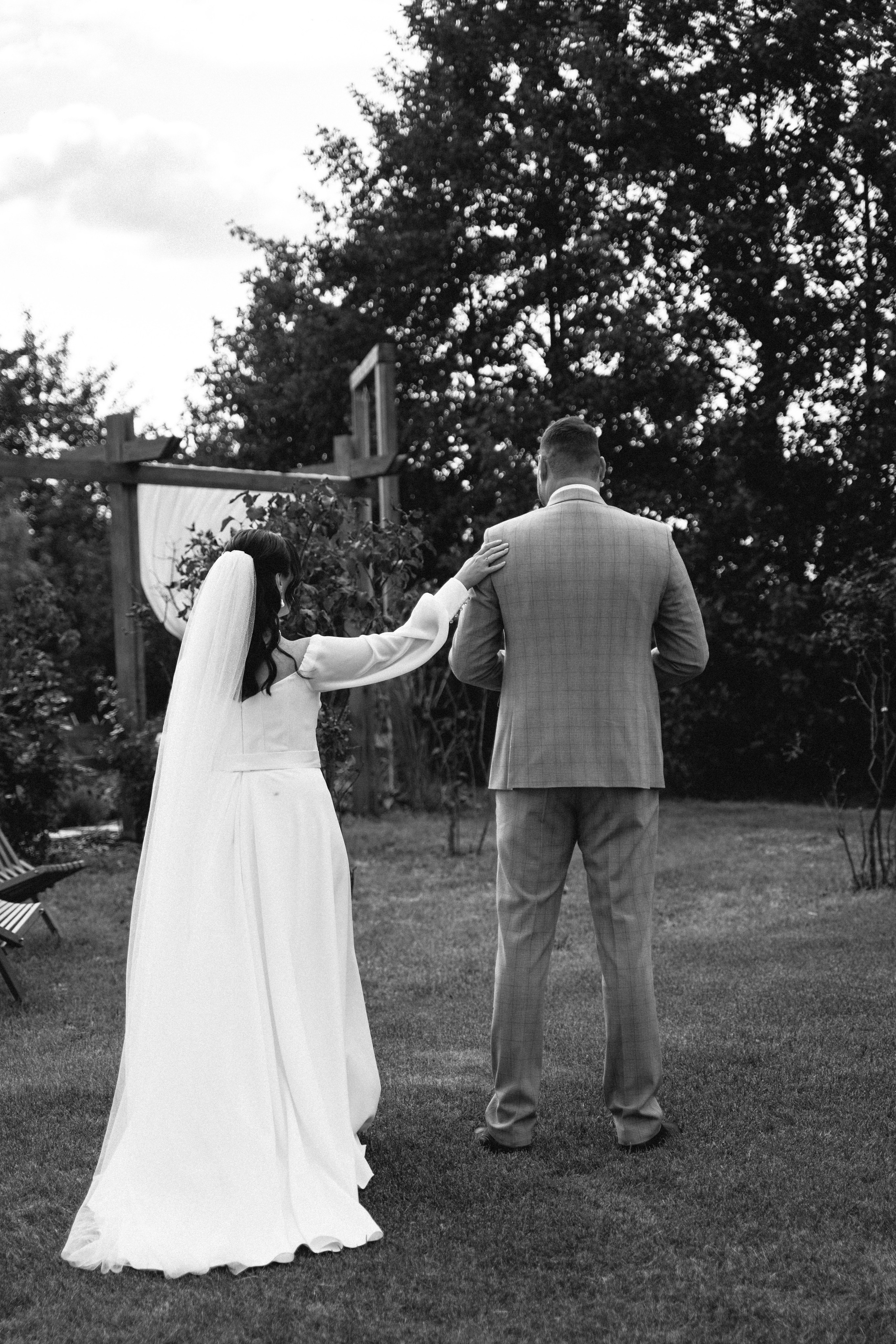 молодая невеста идёт навстречу жениху позирование