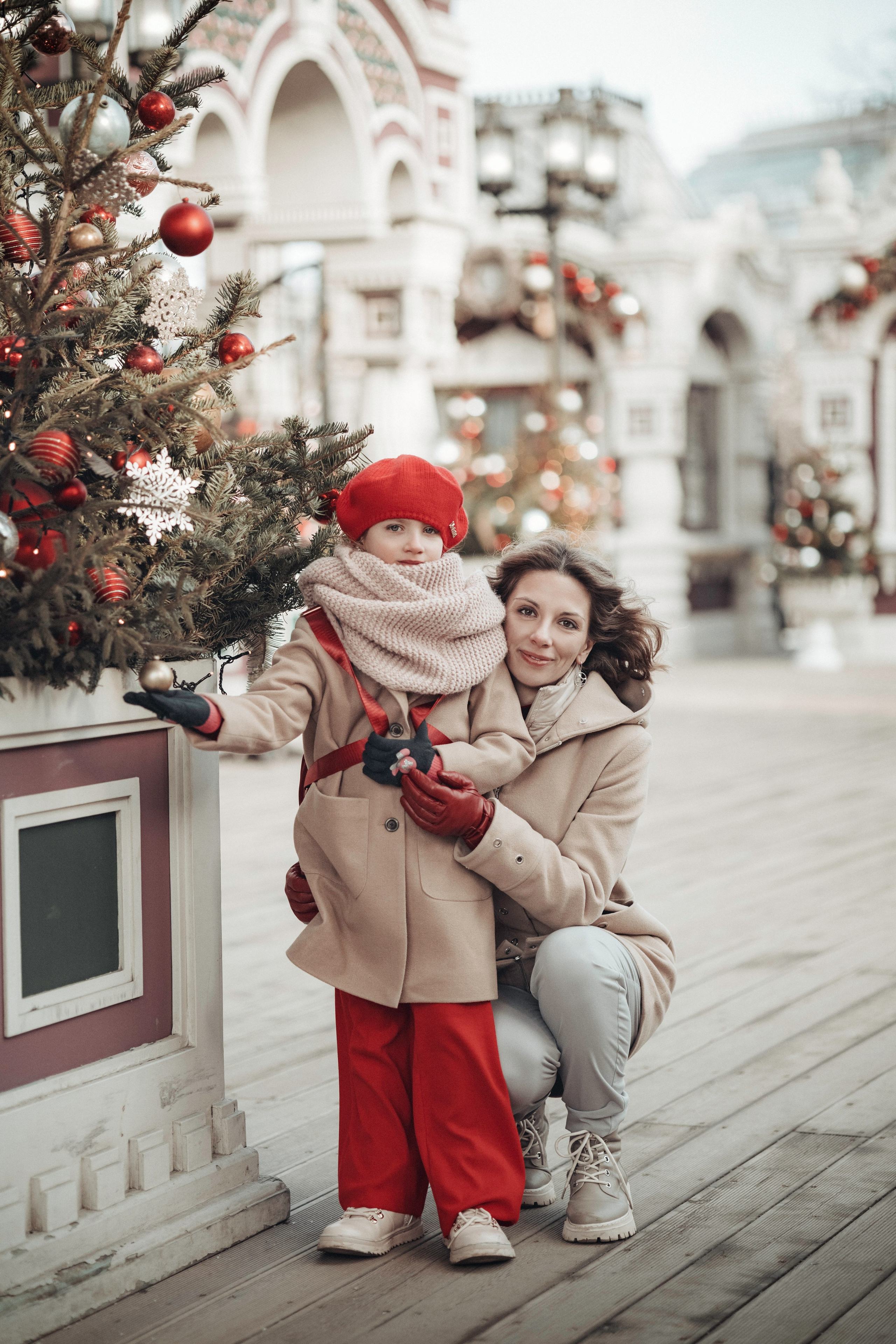 Семейная фотосъемка в Москве для мамы и дочки. Прогулка днем по новогодней Москве украшенной зимними новогодними елками и шарами, красно-бежевая, Третьяковский проезд, Манежная площадь, ГУМ-ярмарка