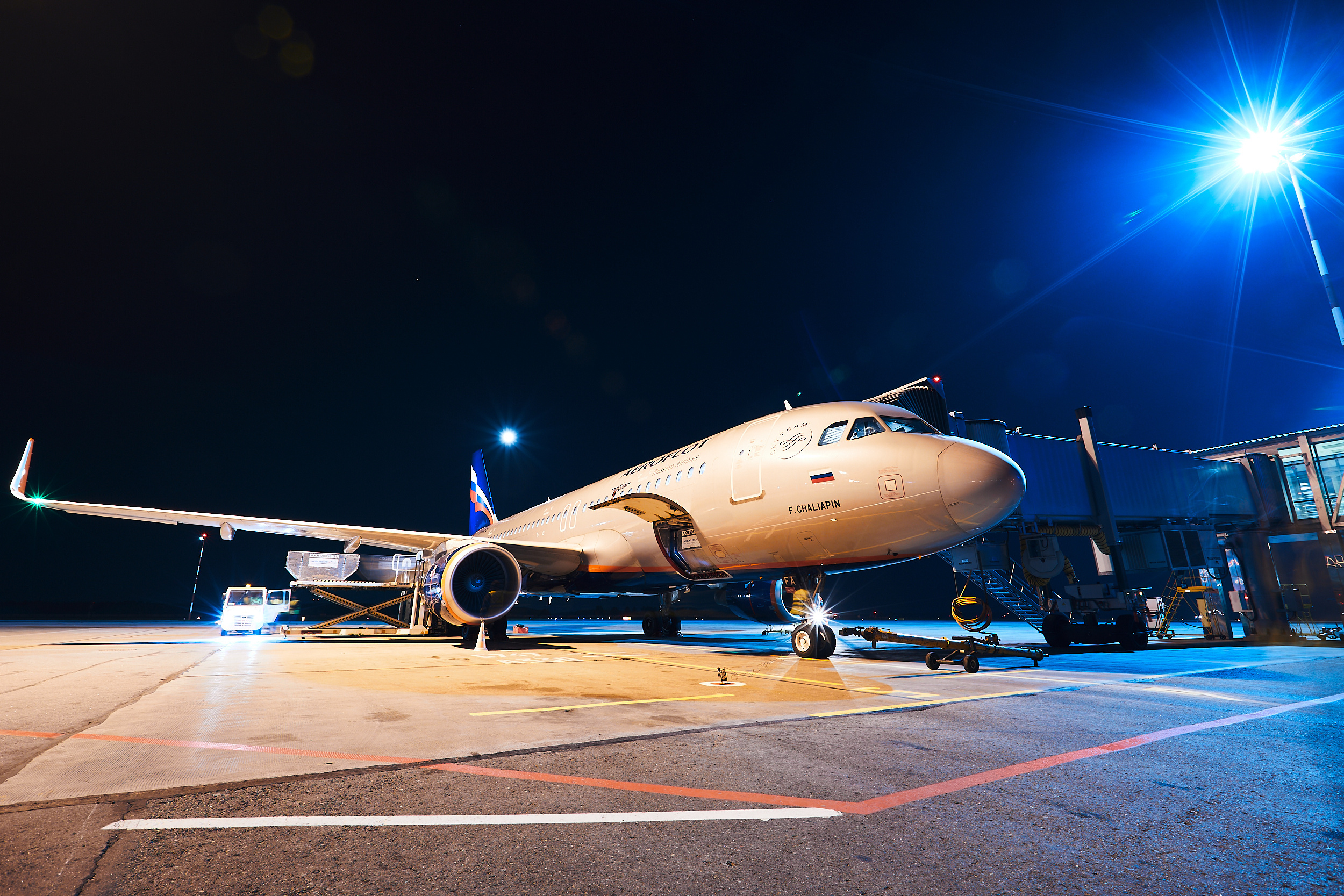 Споттинг фотография самолета в аэропорту ночью