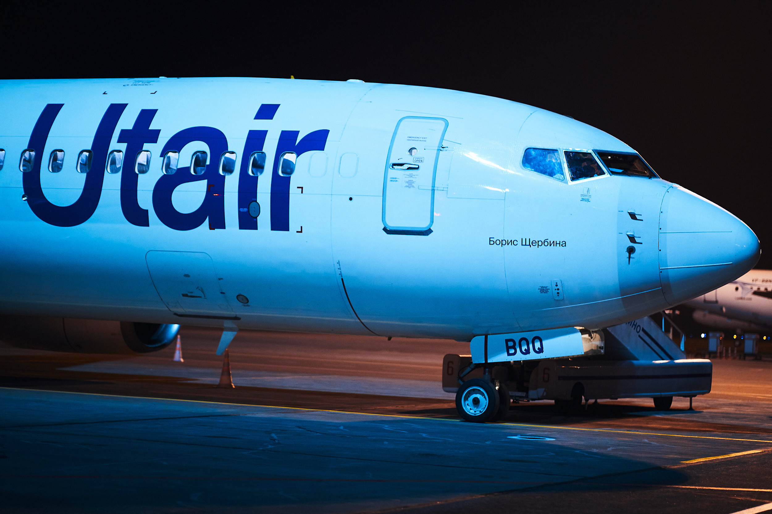 Передная часть и кабина самолета в аэропорту ночью