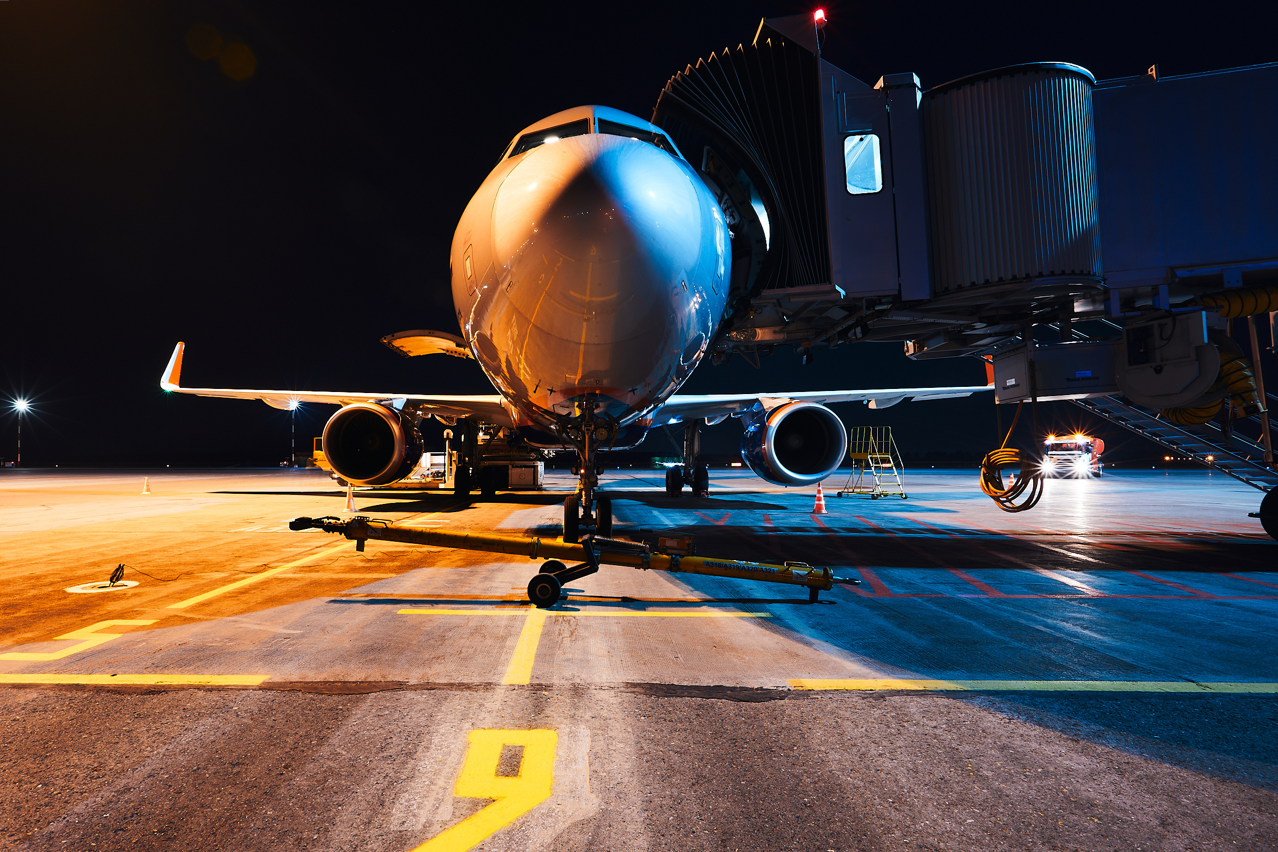 Споттинг фотография самолета в аэропорту ночью