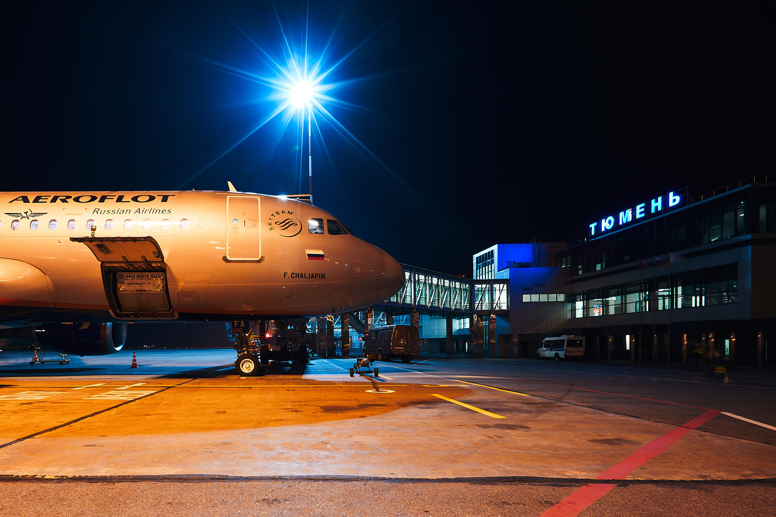 Споттинг фотография самолета в аэропорту ночью