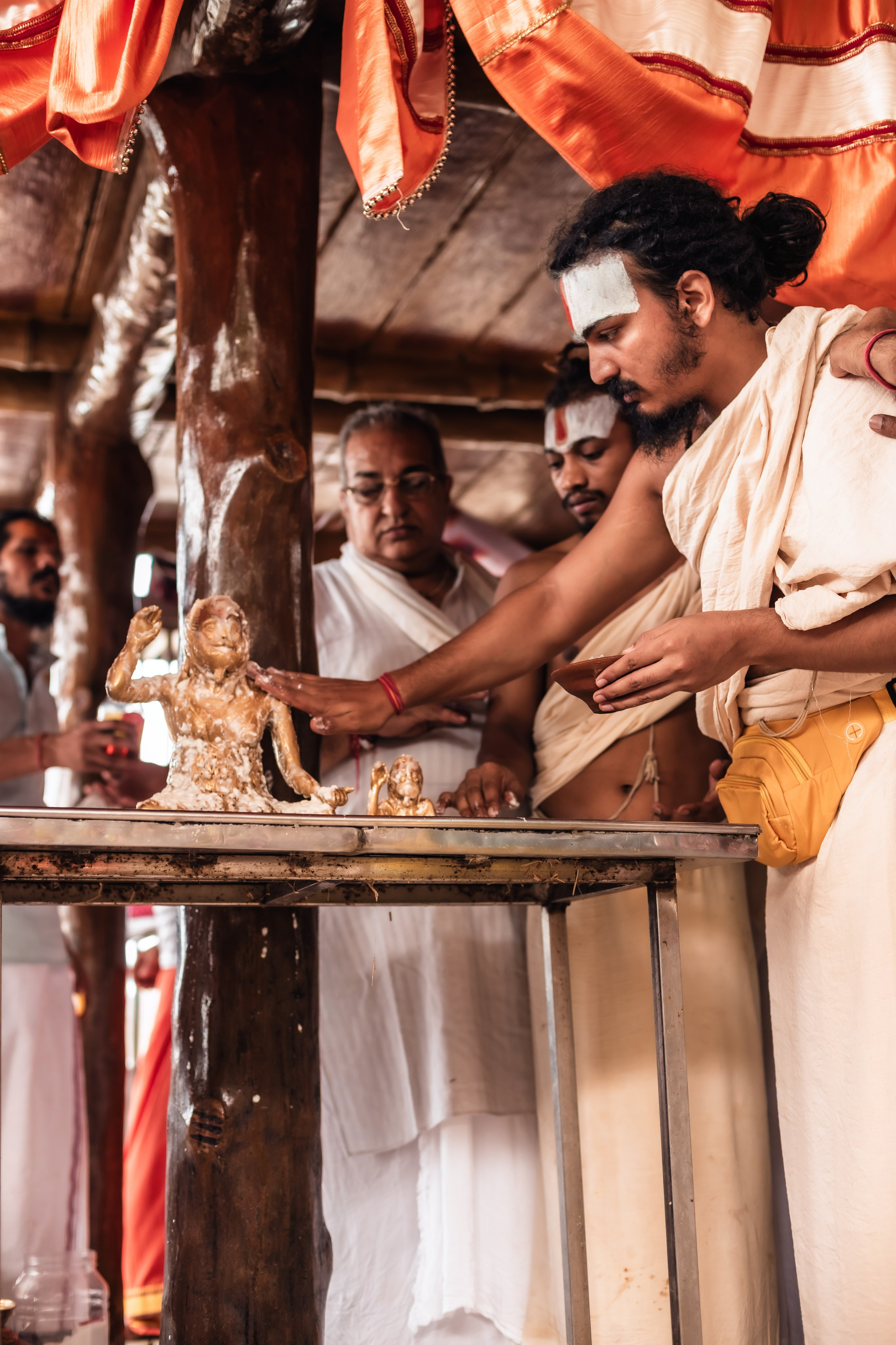 Abhisheka Devraha Baba on Sri Devdas ji maharaj bd. Mariam Bagdasaryan
