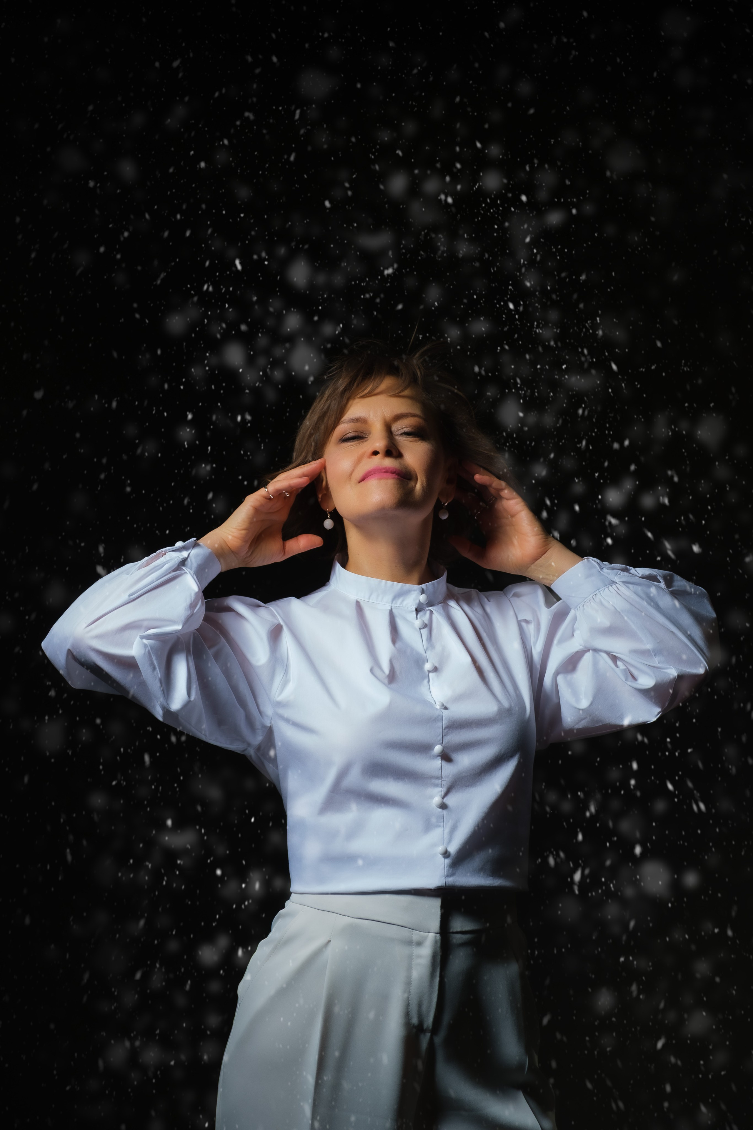 Женщина с довольной улыбкой