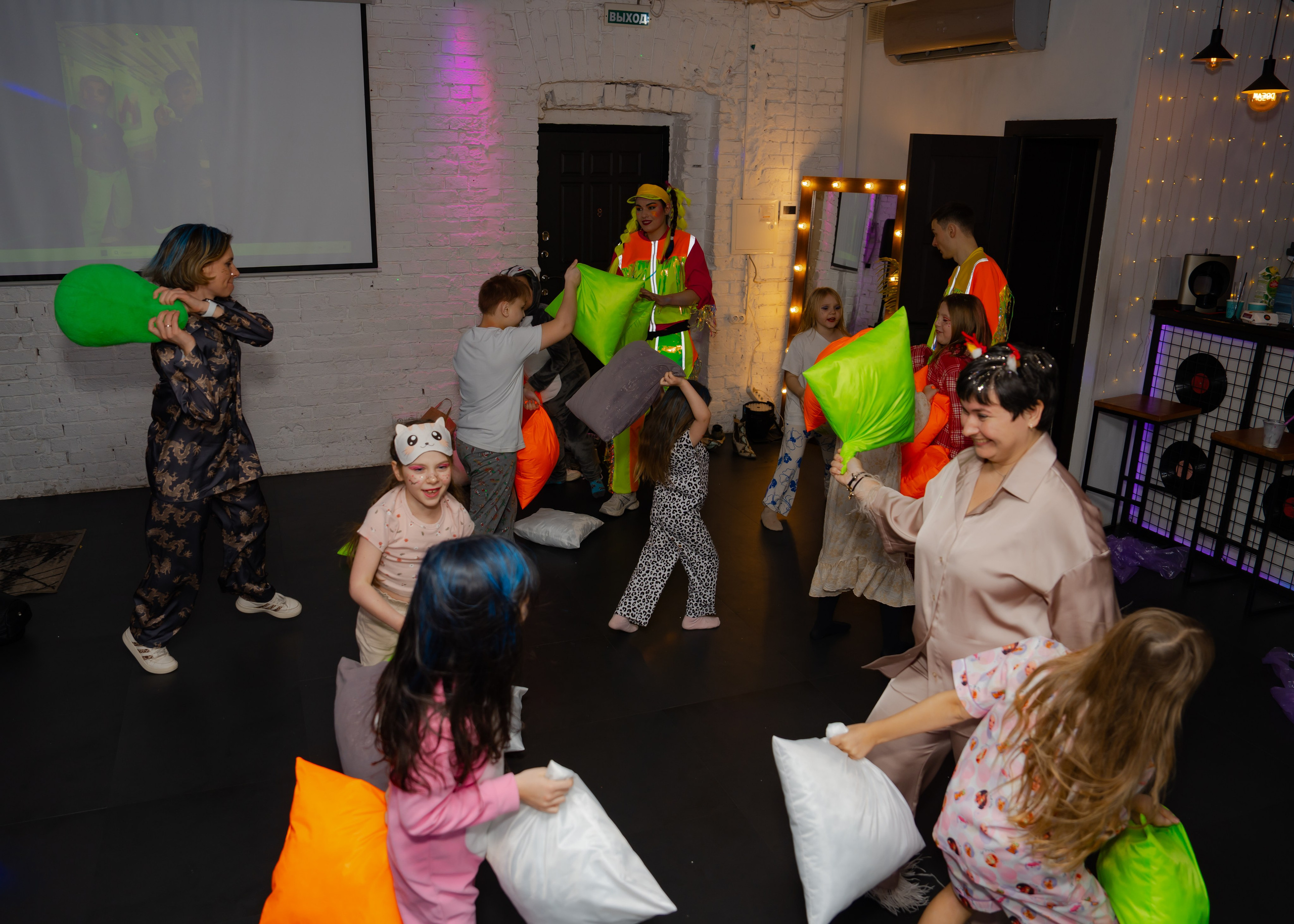 Битва подушками. Крамер Юлиана детский и семейный фотограф