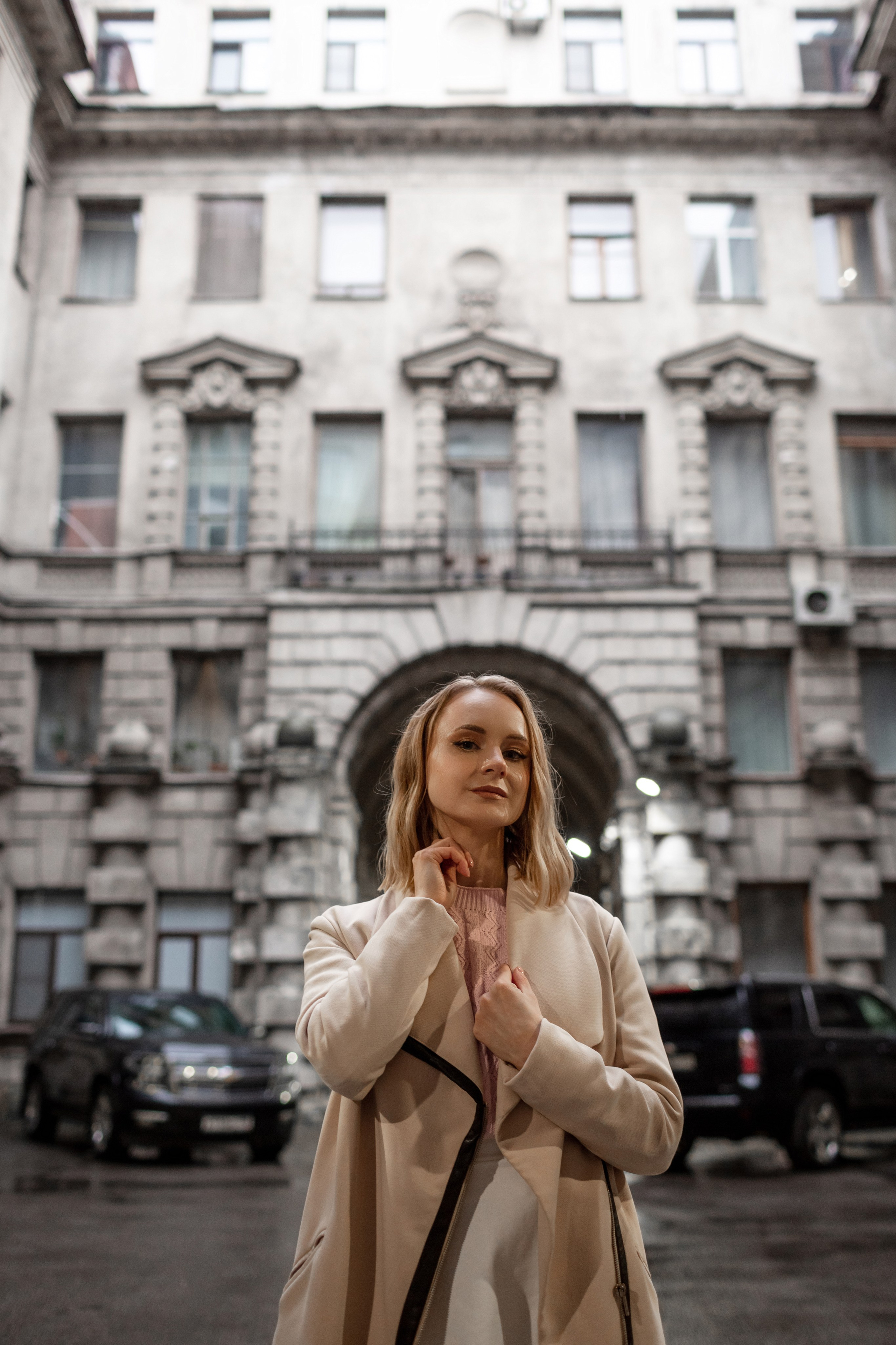 Необычная фотография: девушка под дождем на фоне исторического здания Санкт-Петербурга.