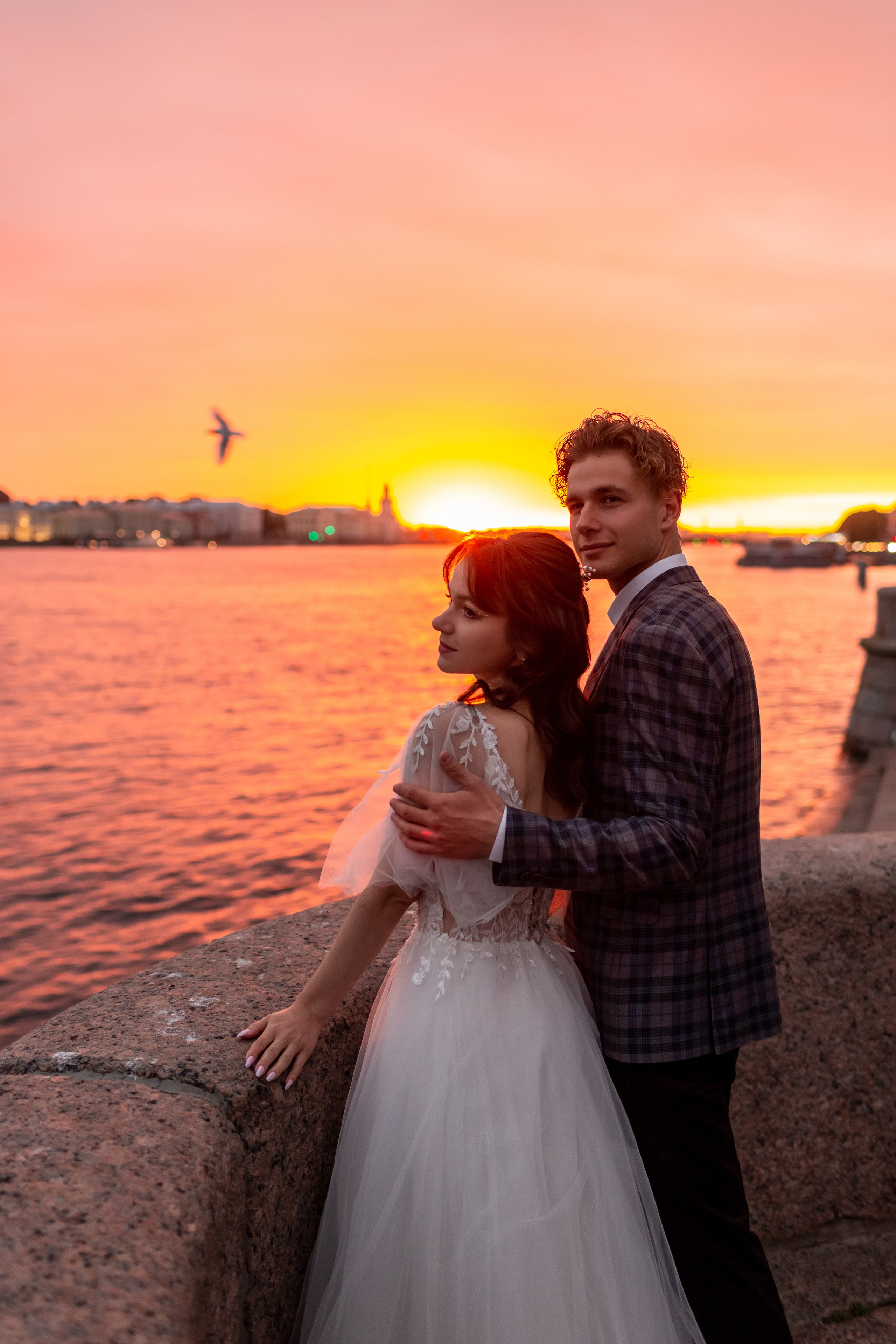 Портрет свадебной пары у реки