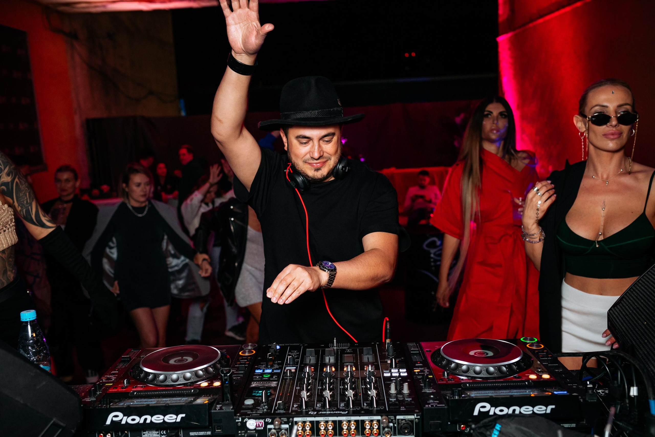 C O M M U N I T Y [ONE YEAR]. СВОИ. ФОТООТЧЕТЫ-СОБЫТИЯ-МЕСТА