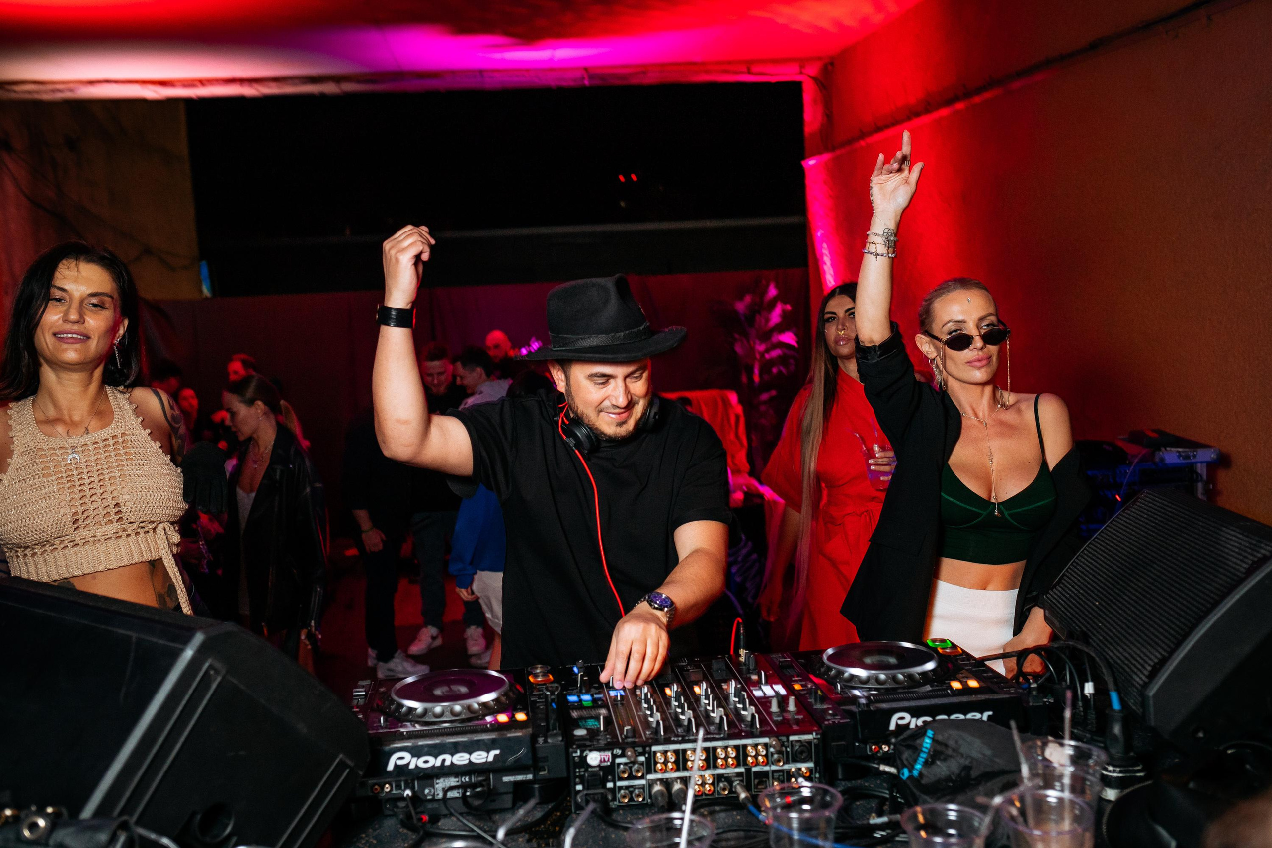 C O M M U N I T Y [ONE YEAR]. СВОИ. ФОТООТЧЕТЫ-СОБЫТИЯ-МЕСТА