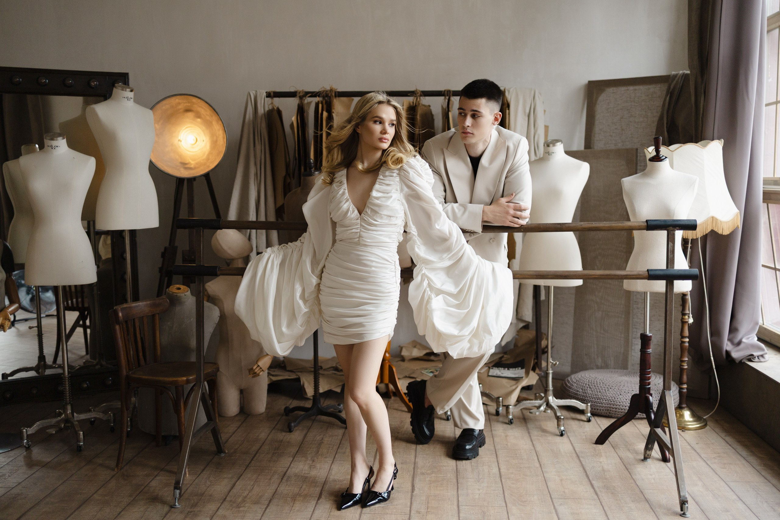 Здравствуйте! Я свадебный фотограф из Ульяновска, работаю в том числе по всей России и с выездом за границу. Снимаю свадьбы, lovestory, корпоративы, светский репортаж. Провожу обучение по фотографии, мастер-классы и воркшопы для других фотографов.