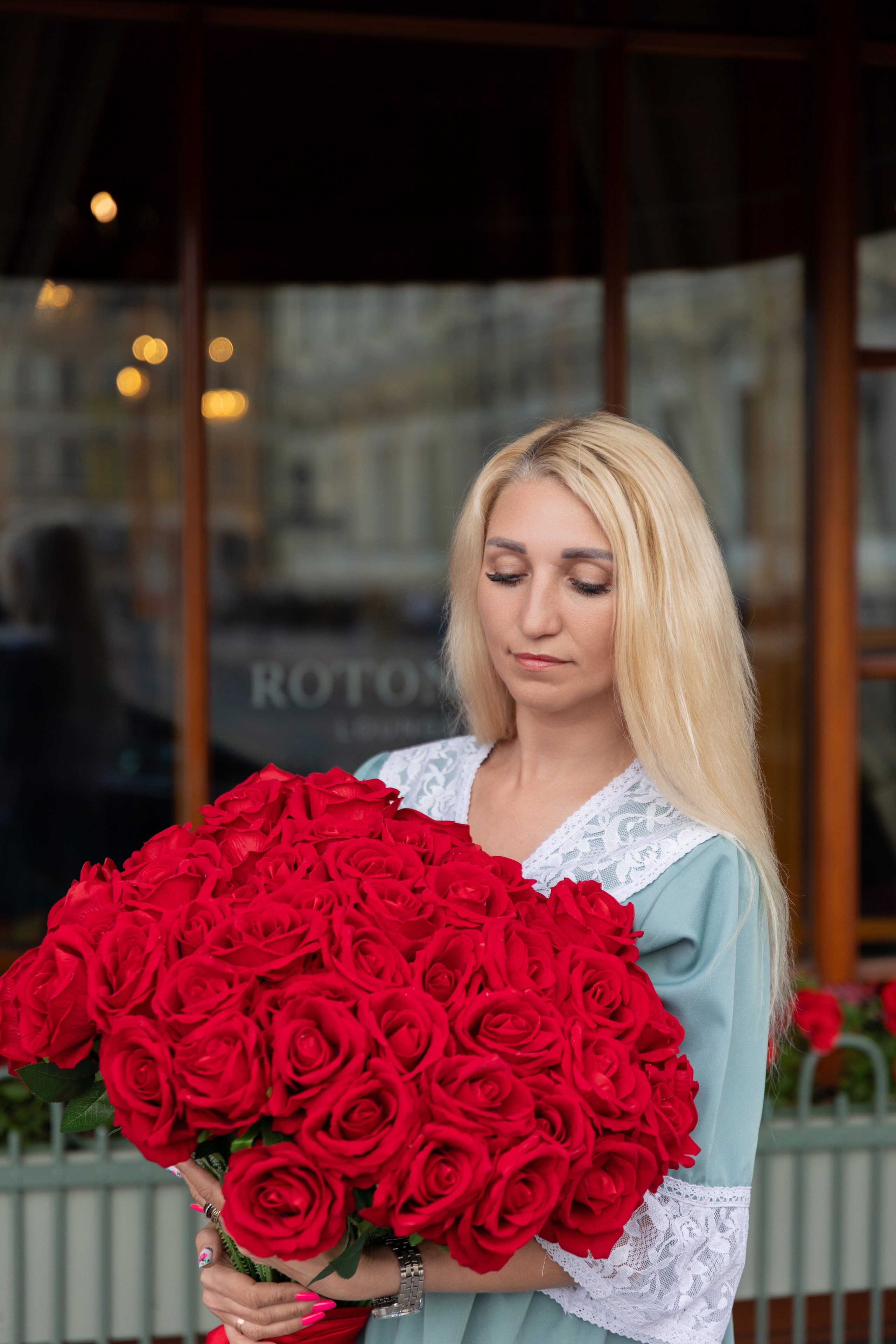 Фотопрогулка в центре с букетом красных роз. Семейный и свадебный фотограф в Санкт-Петербурге Татьяна Швыкова