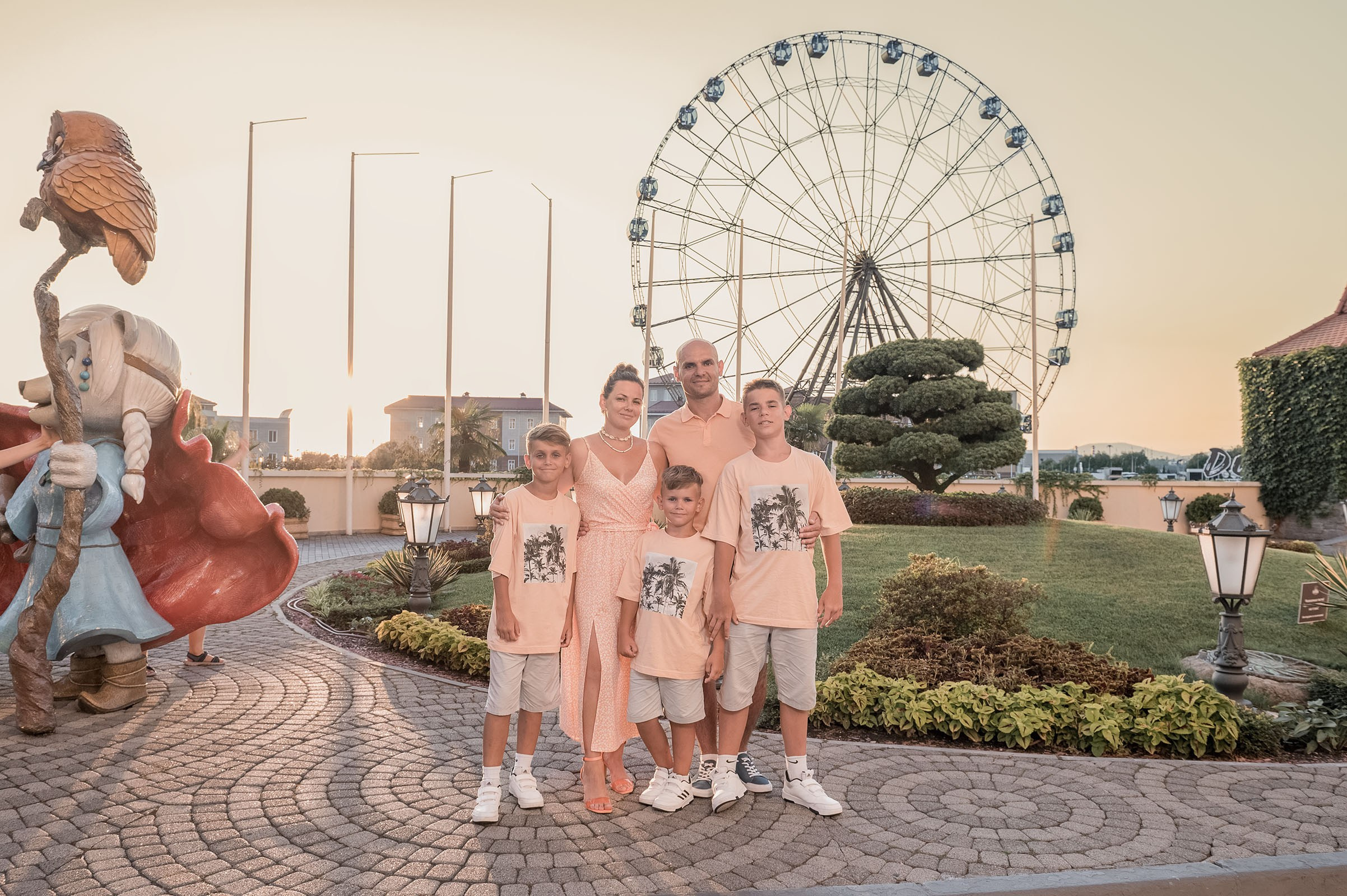 Фотосессия на фоне заката и чертова колеса