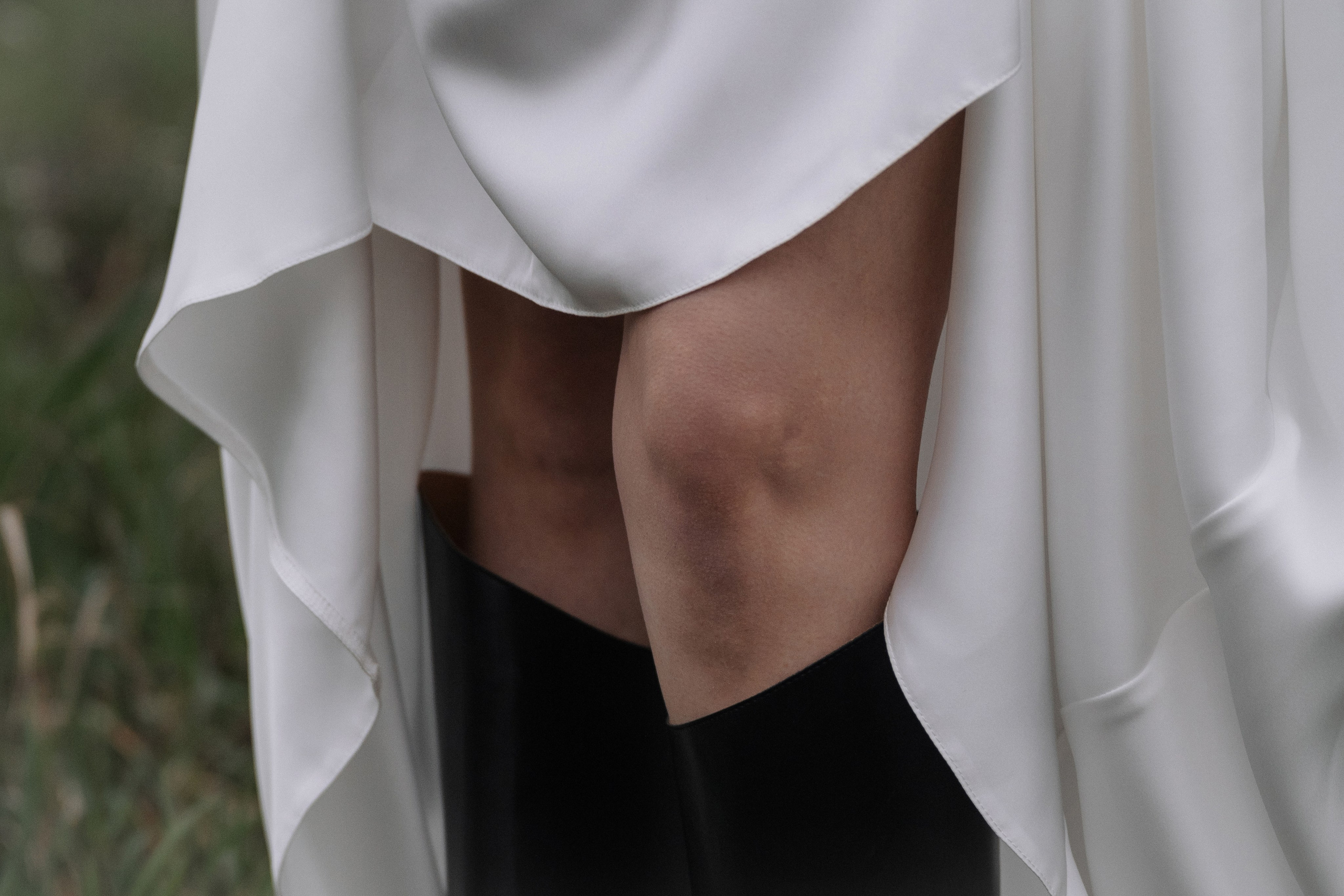 Девушка в шляпке и кружевном платье в саду Анапы  